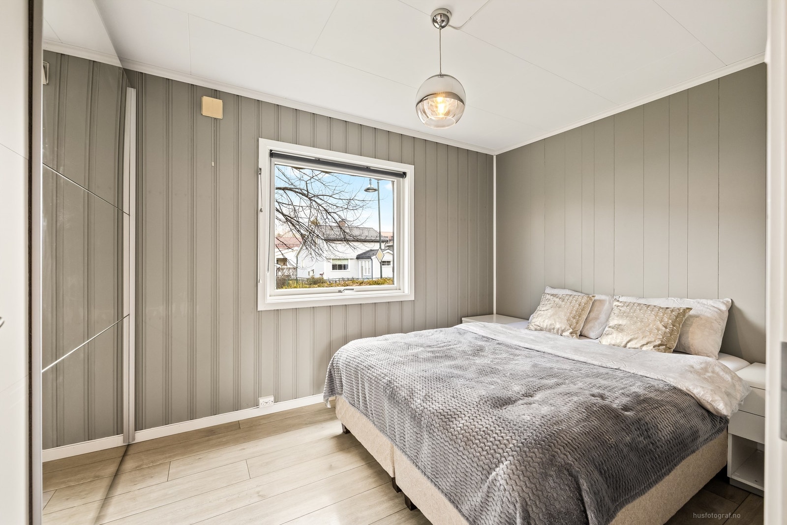 Hovedsoverommet har god plass til dobbeltseng og garderobeløsning. Galleribilde
