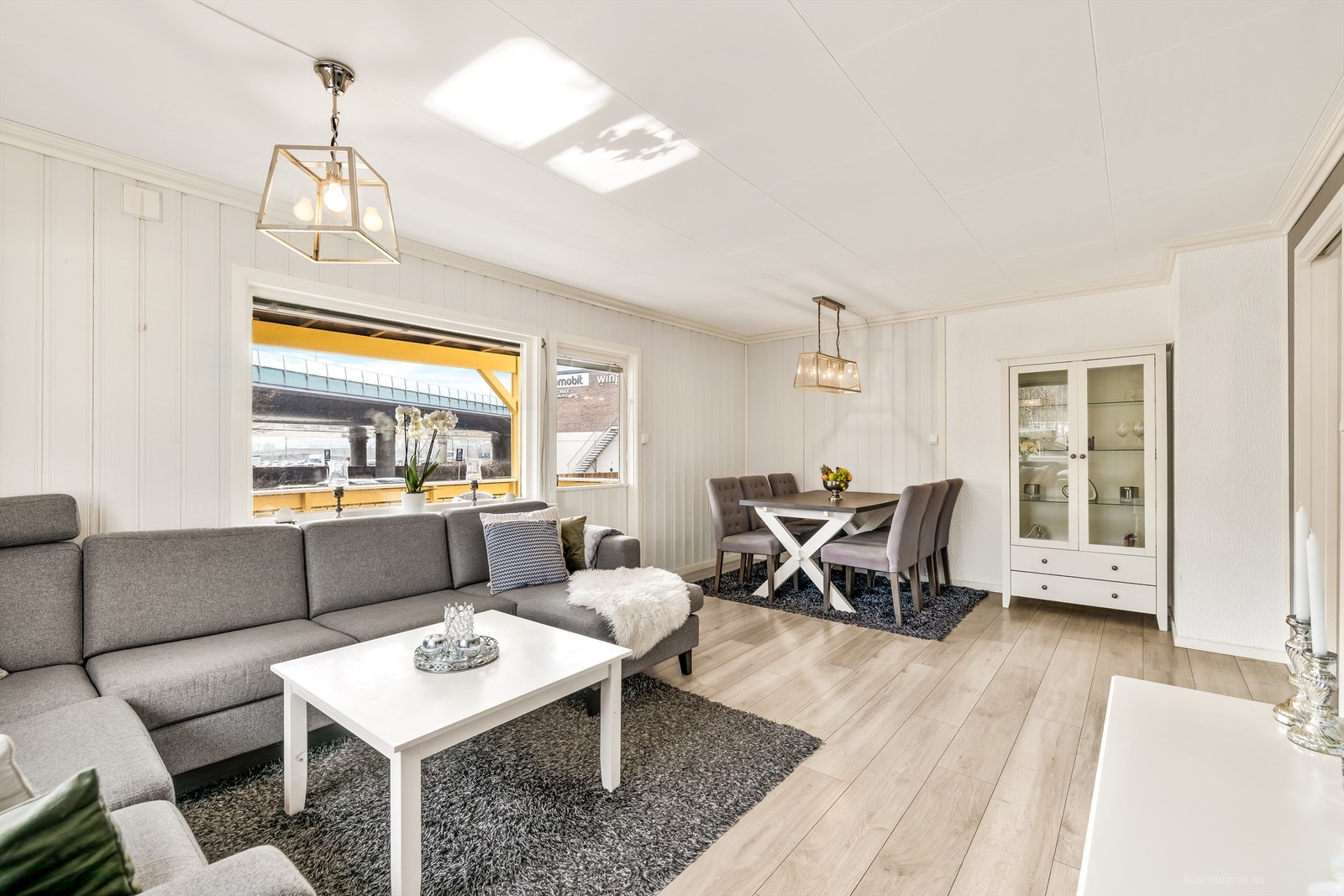 Vinduene er fra 1982 og 2018, og gir godt med dagslys inn i stuen. Galleribilde