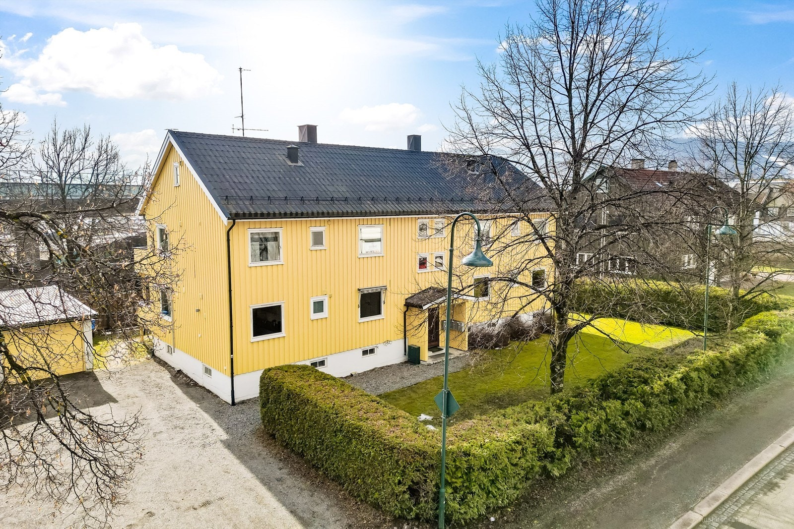Svært god lagringsplass i tre kjellerboder og en loftsbod. Galleribilde