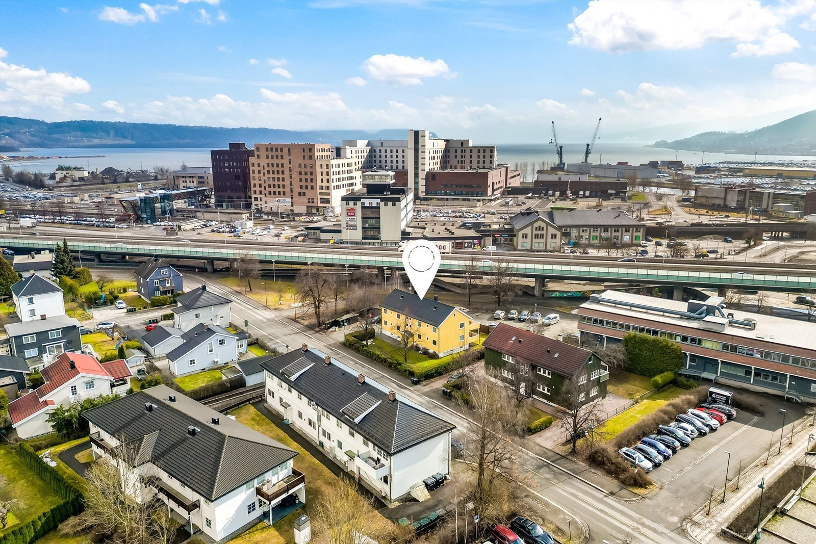 Med Brakerøya stasjon 6 minutter unna og CC Drammen innen 8 minutter, er alle servicetilbud lett tilgjengelige. Galleribilde