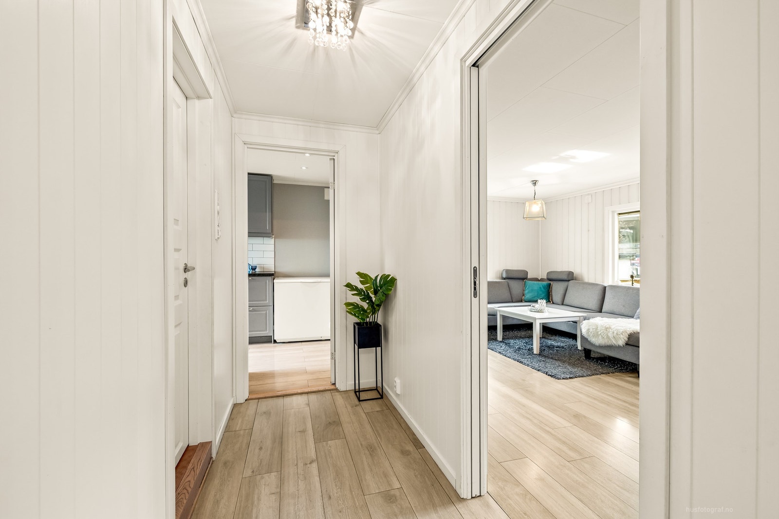 Entréen ønsker velkommen og binder sammen leilighetens rom. Galleribilde