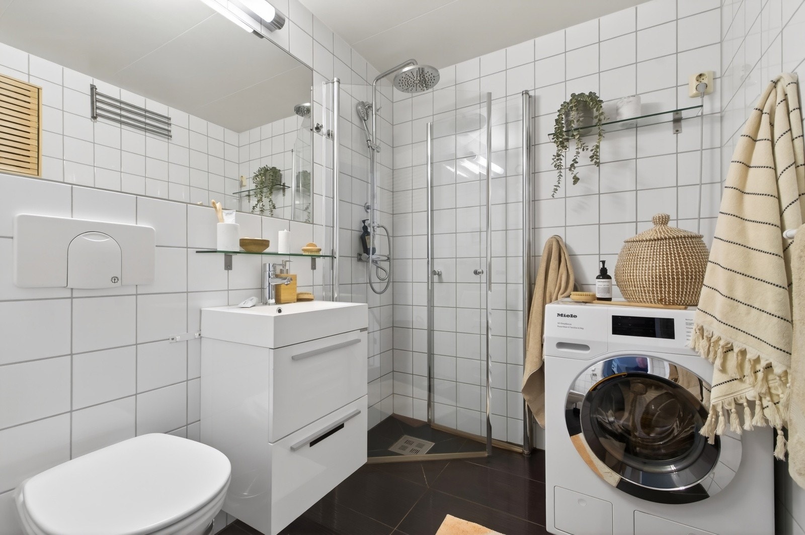 Leiligheten har et delikat og flislagt baderom med gulvvarme. Galleribilde