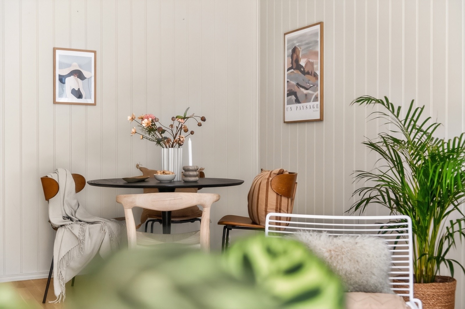 Stuen har plass til både sofa og spisebord. Galleribilde