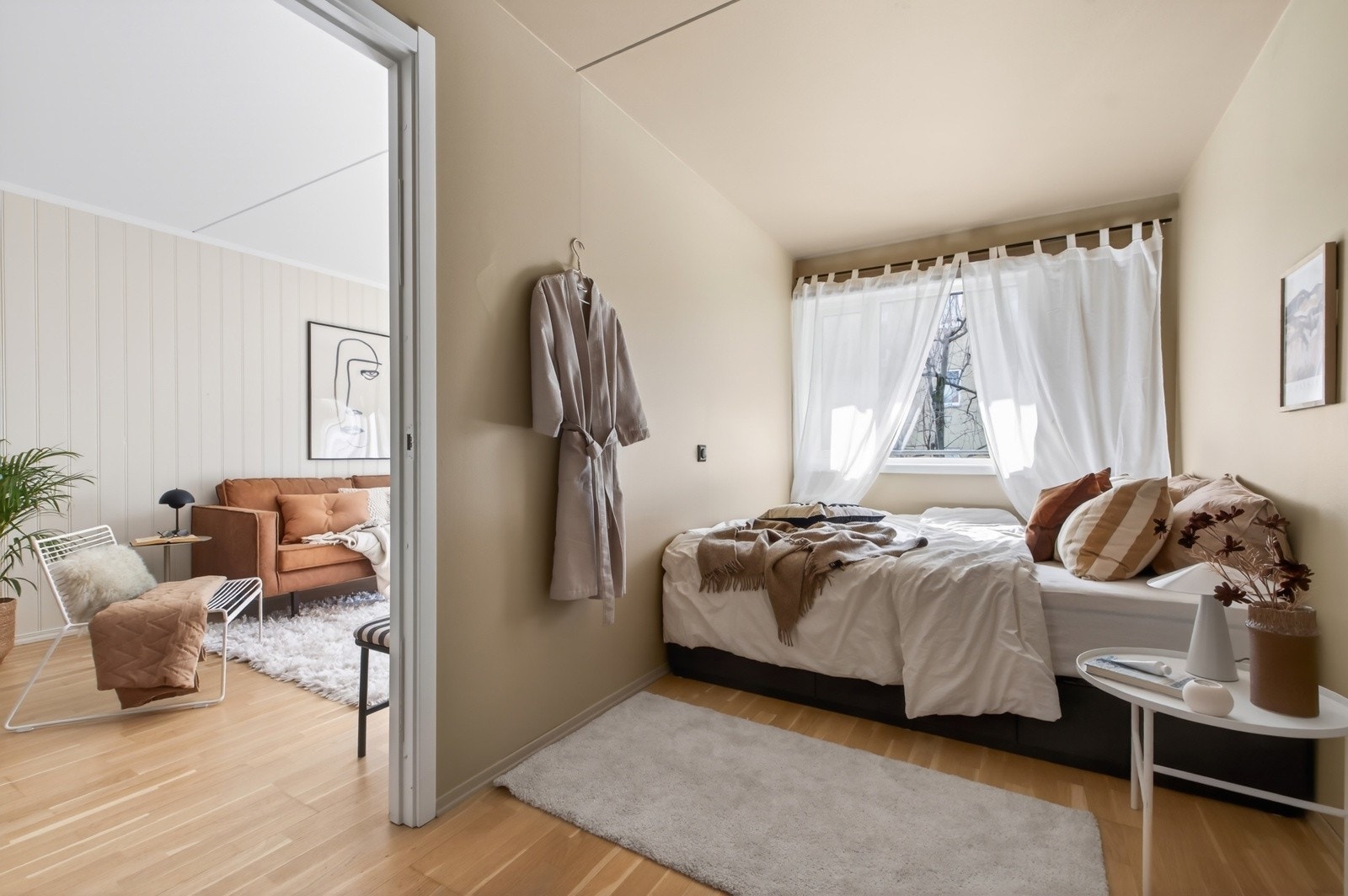 Soverommet kommer du til via stuen. Galleribilde