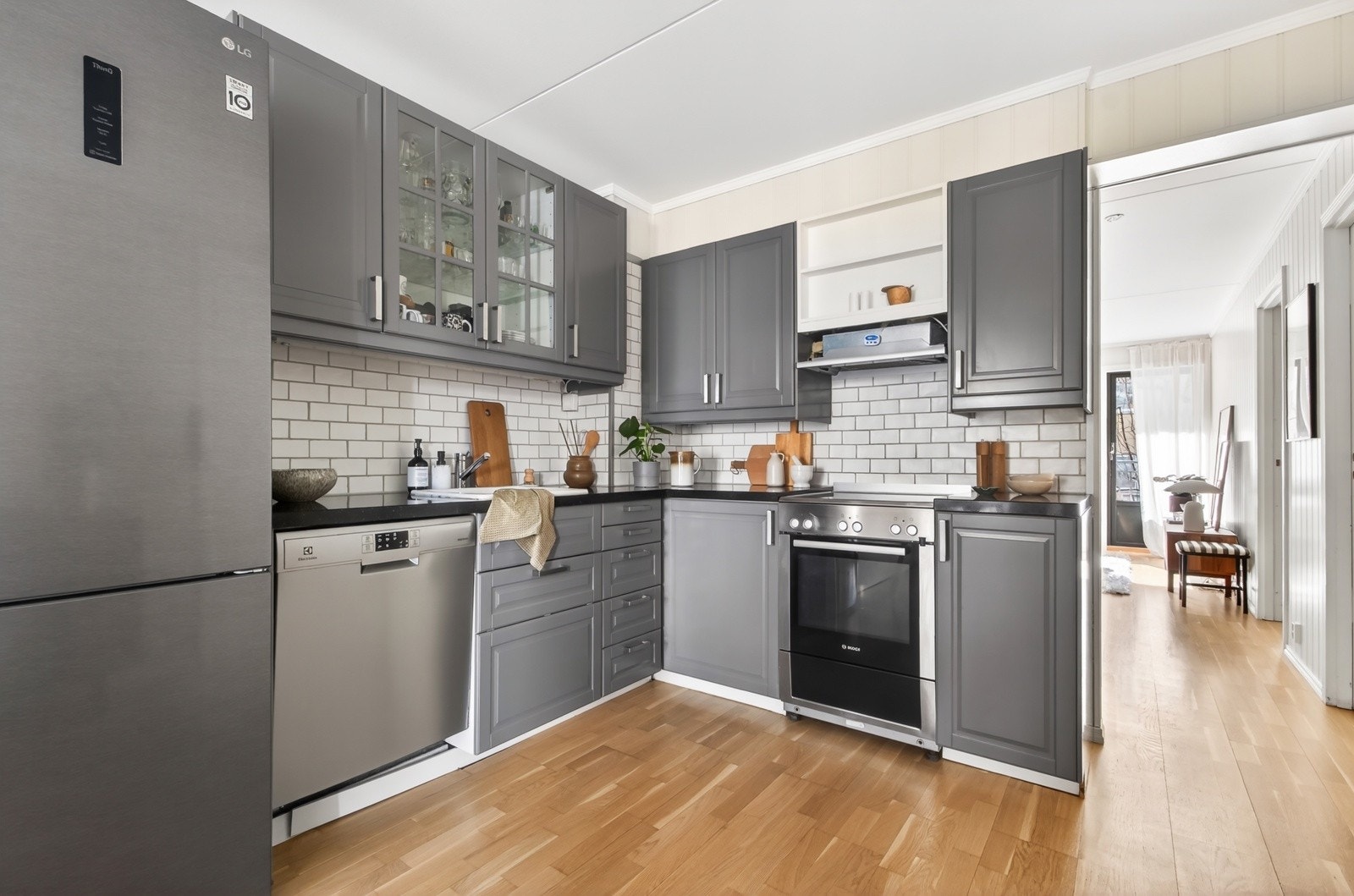 Kjøkkenet er utstyrt med frittstående hvitevarer. Galleribilde