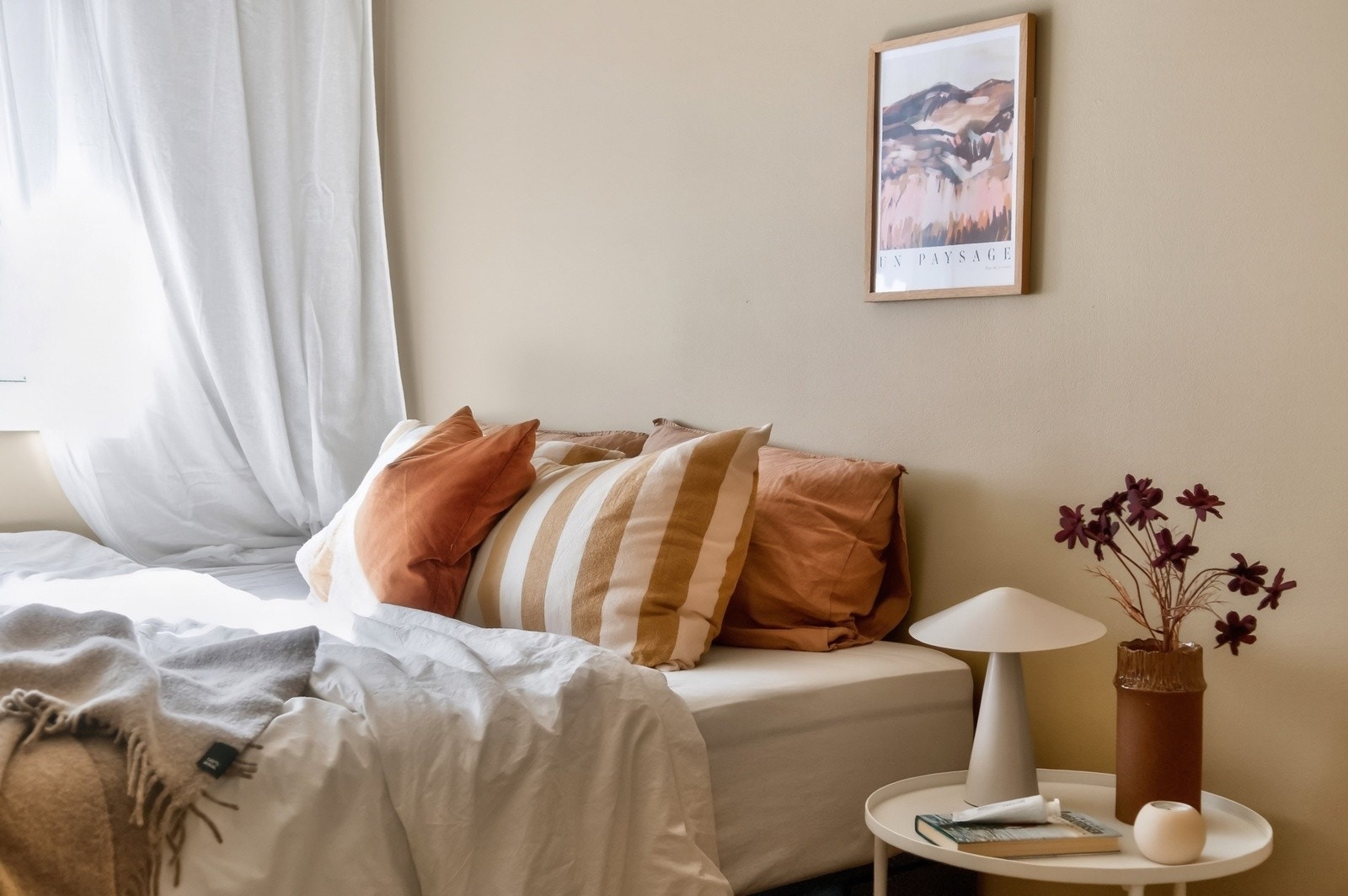 Hovedsoverommet er romslig og har god plass til dobbeltseng, nattbord og garderobeløsning. Galleribilde