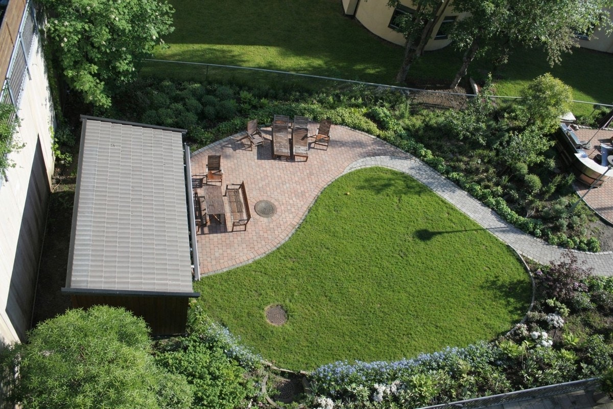 Videre har borettslaget en meget pent opparbeidet bakgård til felles bruk for beboerne. Foto: Ola Gjethammer. Galleribilde