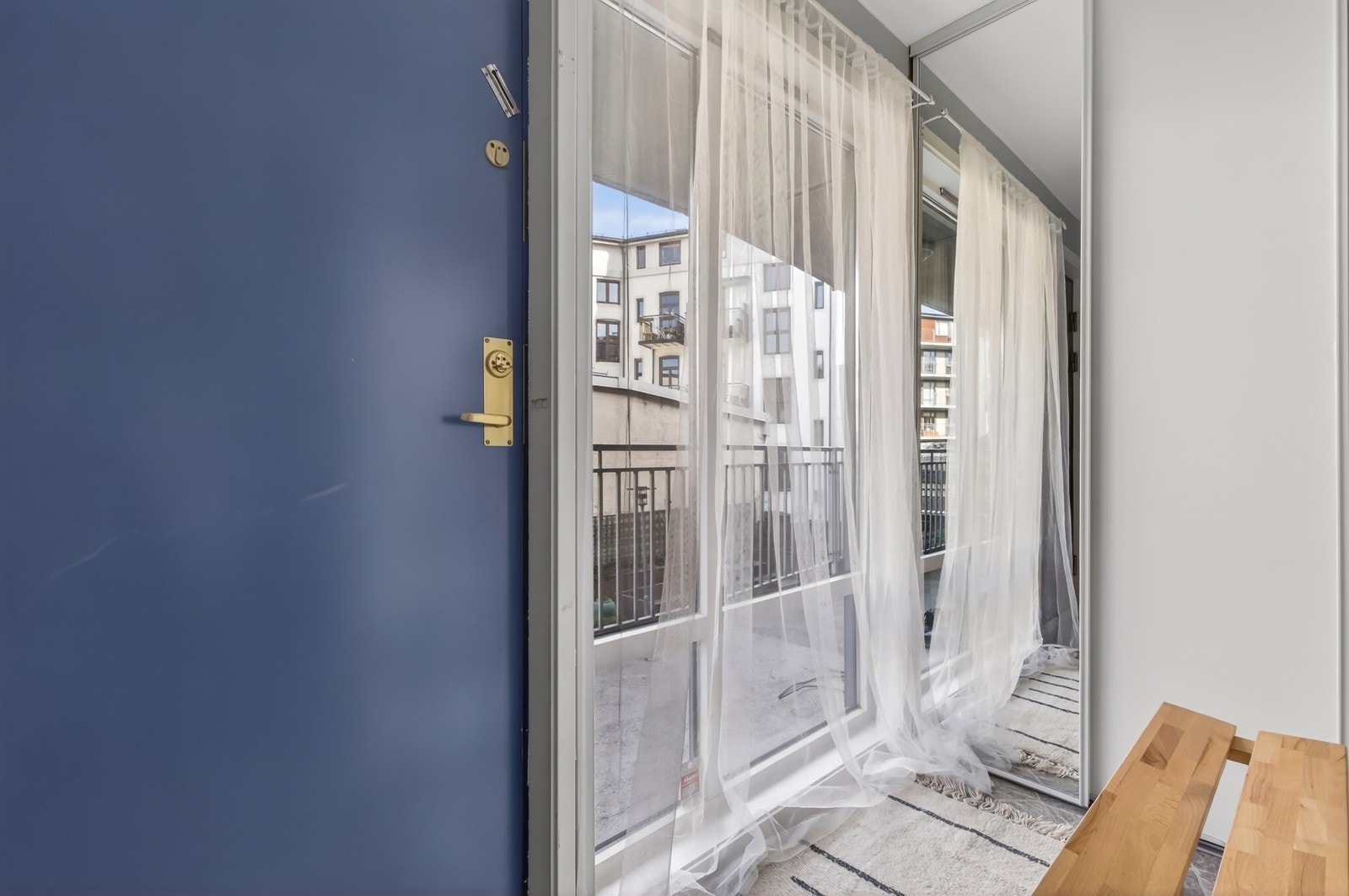 Entréen har plass til oppbevaring av yttertøy i garderobeskap. Galleribilde