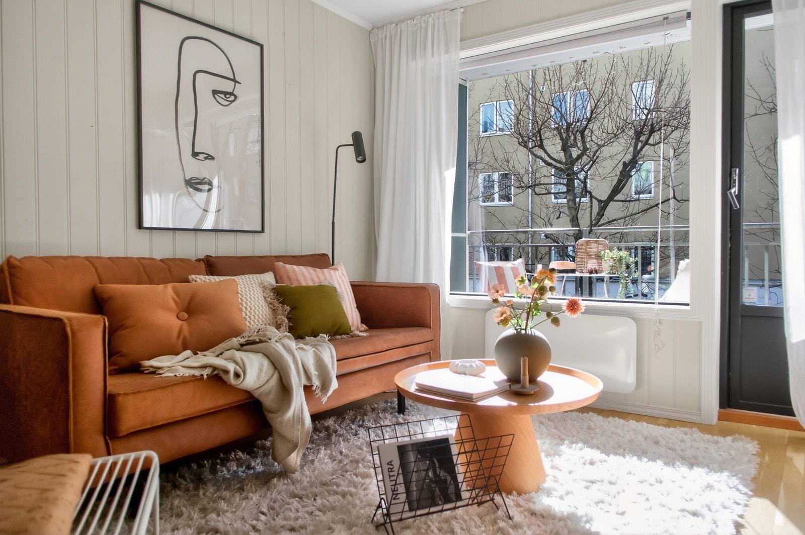 Her får du en åpen og luftig planløsning, med store vinduer som slipper inn godt med dagslys. Galleribilde