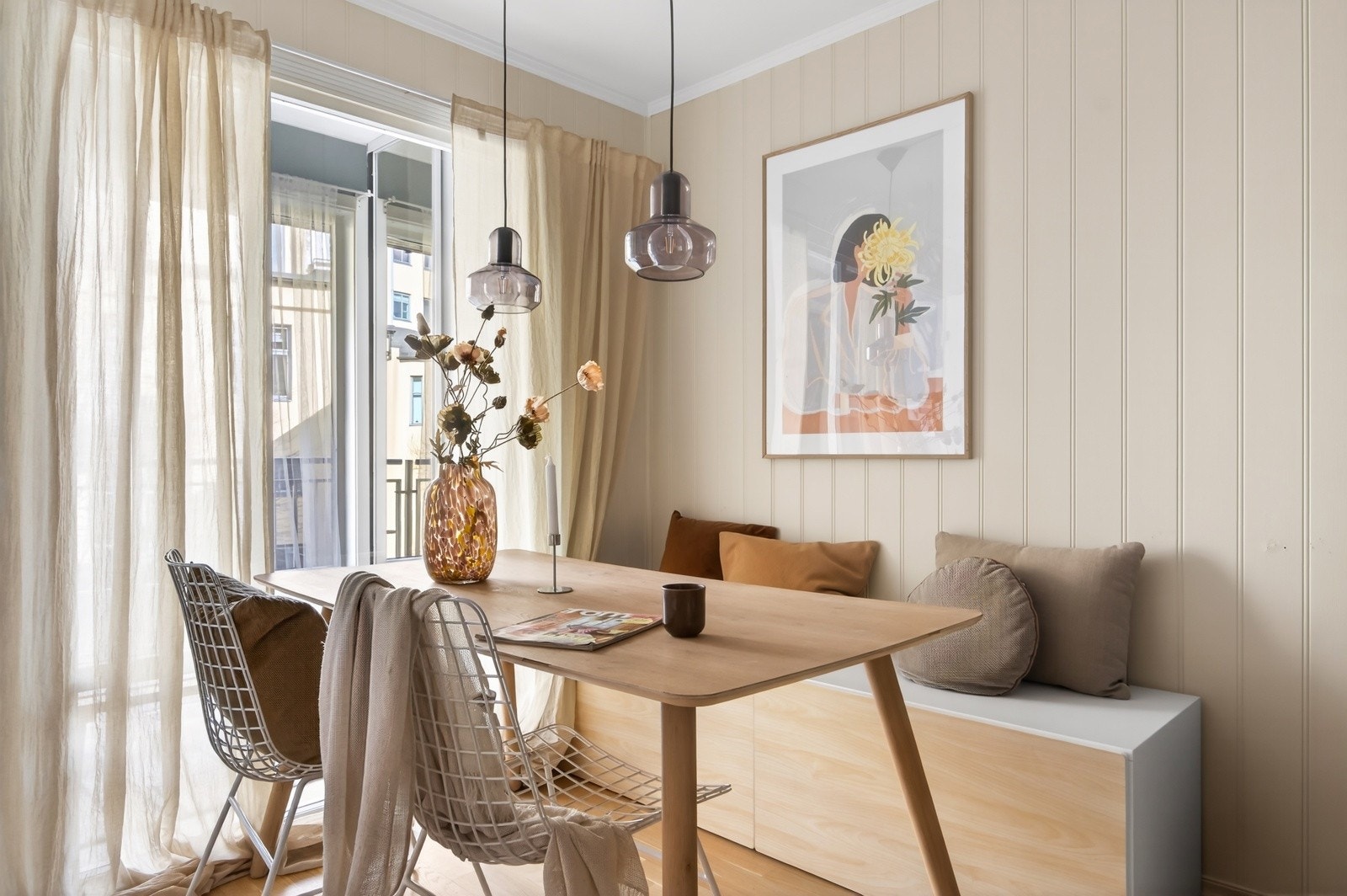 Det er plass til et spisebord i rommet - perfekt for både hverdagsmiddager og hyggelige sammenkomster. Galleribilde