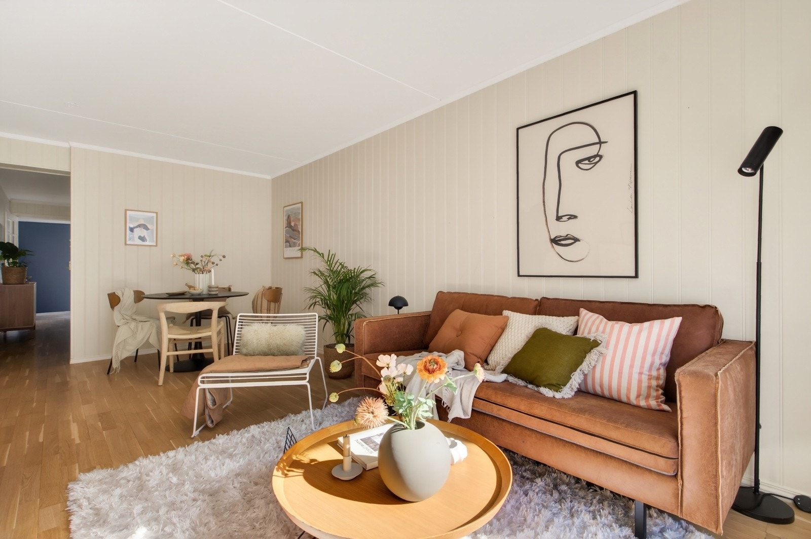 Leiligheten fremstår som gjennomført med tidløse og delikate overflater, og pen parkett på gulvet som ble slipt i 2023. Galleribilde