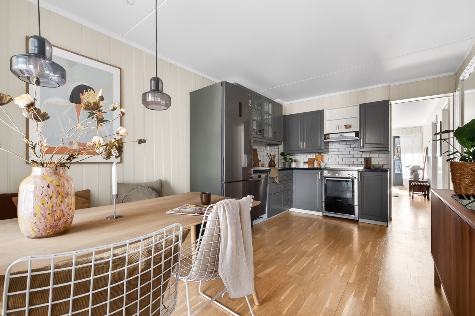 Kjøkkeninnredningen har slette fronter og benkeplate med nedfelt oppvaskkum av stål. Galleribilde