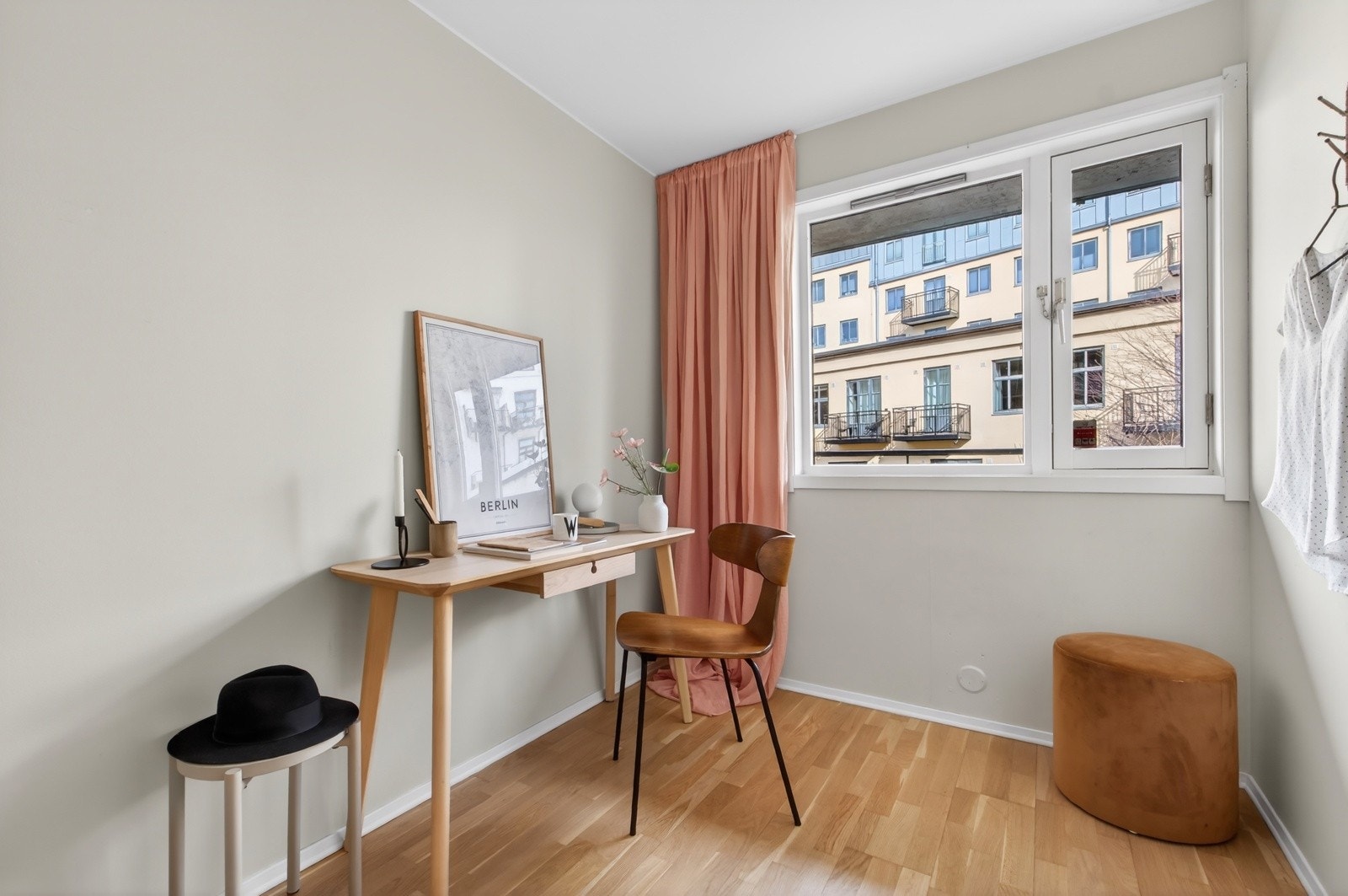 Soverommet vender mot den rolige bakgården. Galleribilde