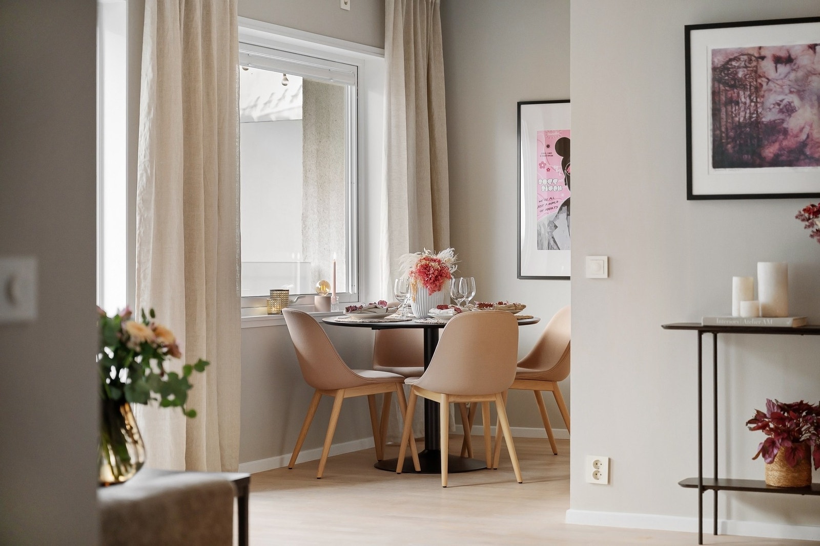 Flere naboer har også åpnet opp imellom kjøkken og stue, for en luftigere følelse Galleribilde