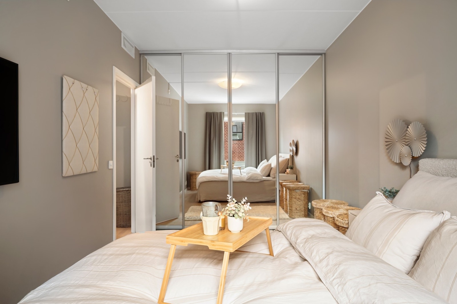 Hovedsoverommet har plass til dobbeltseng med tilhørende møblement, samt stor skyvedørsgarderobe som gir rikelig med oppbevaring Galleribilde