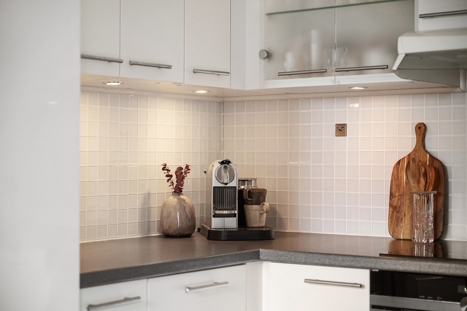 Det er montert kjøkkenventilator over stekesone med tilknytning til det balanserte ventilasjonsanlegget Galleribilde