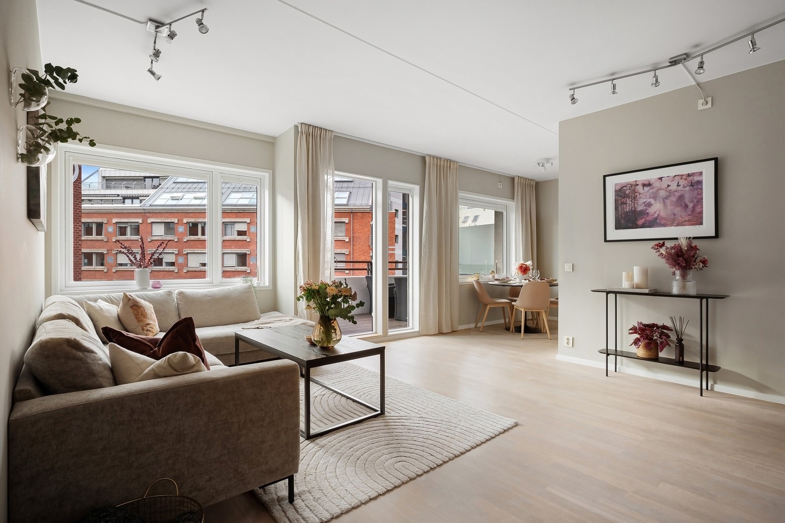 Synne Berg Farstad v/ Privatmegleren Aksept har gleden av å ønske velkommen til Pilestredet Park 2! Foto: Zovenfra AS Galleribilde