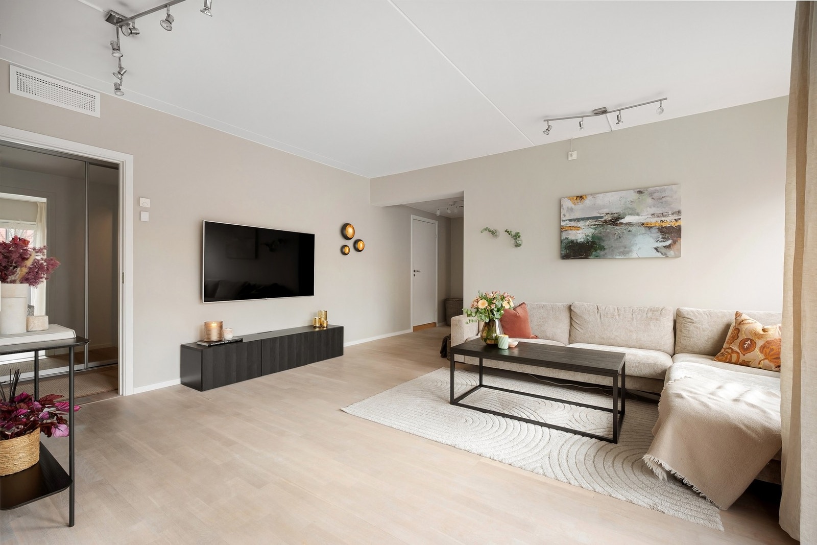 Boligen er oppgradert i senere år med slipte gulv, og malte overflater for et mer moderne uttrykk Galleribilde