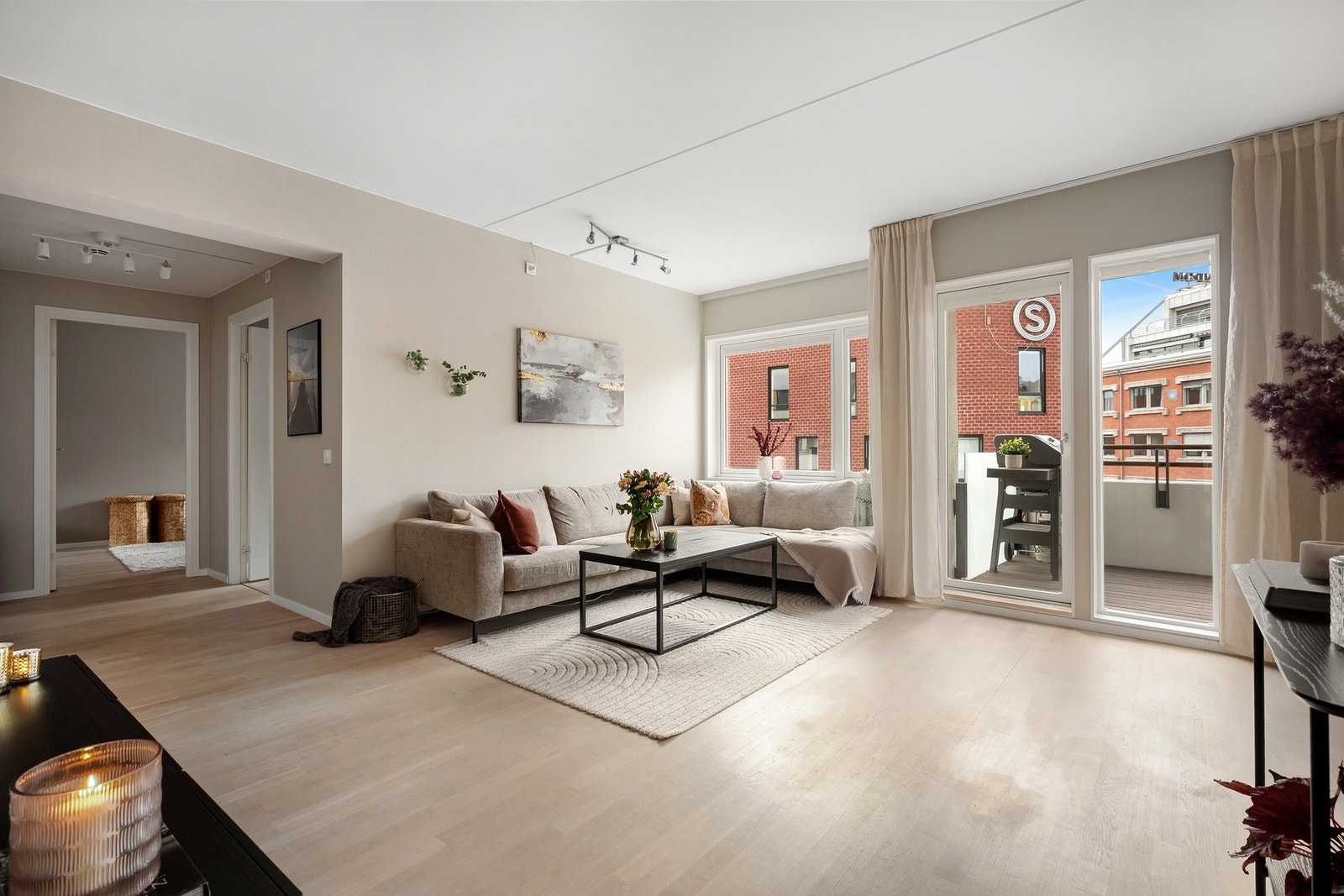 Leiligheten byr på en innbydende og luftig stue med store vindusflater som slipper inn rikelig med naturlig lys. De lyse overflatene, kombinert med en takhøyde på ca. 2,61 meter, gir en behagelig romfølelse Galleribilde