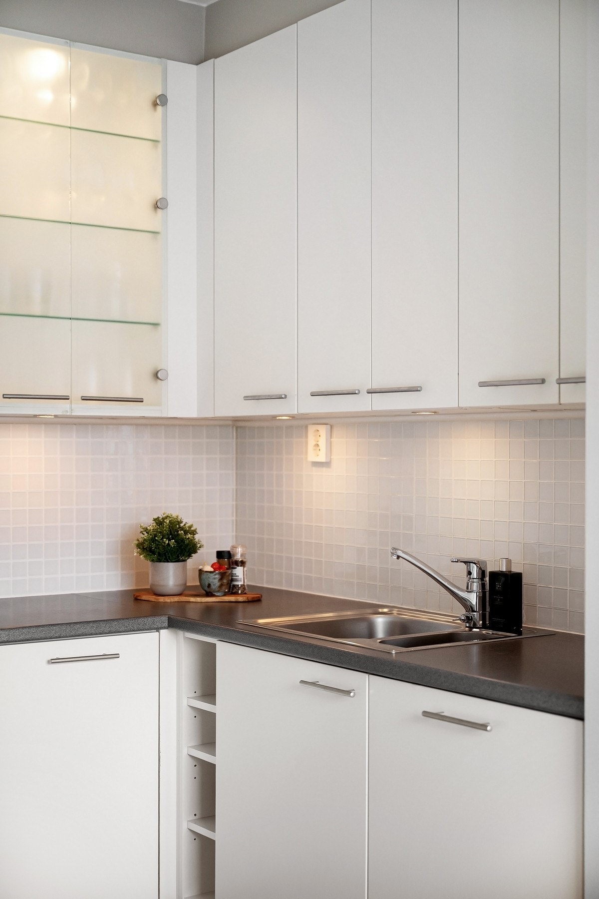 Innredningen har glatte fronter og god skap- og benkeplass, med lys under overskap for gode arbeidsforhold Galleribilde