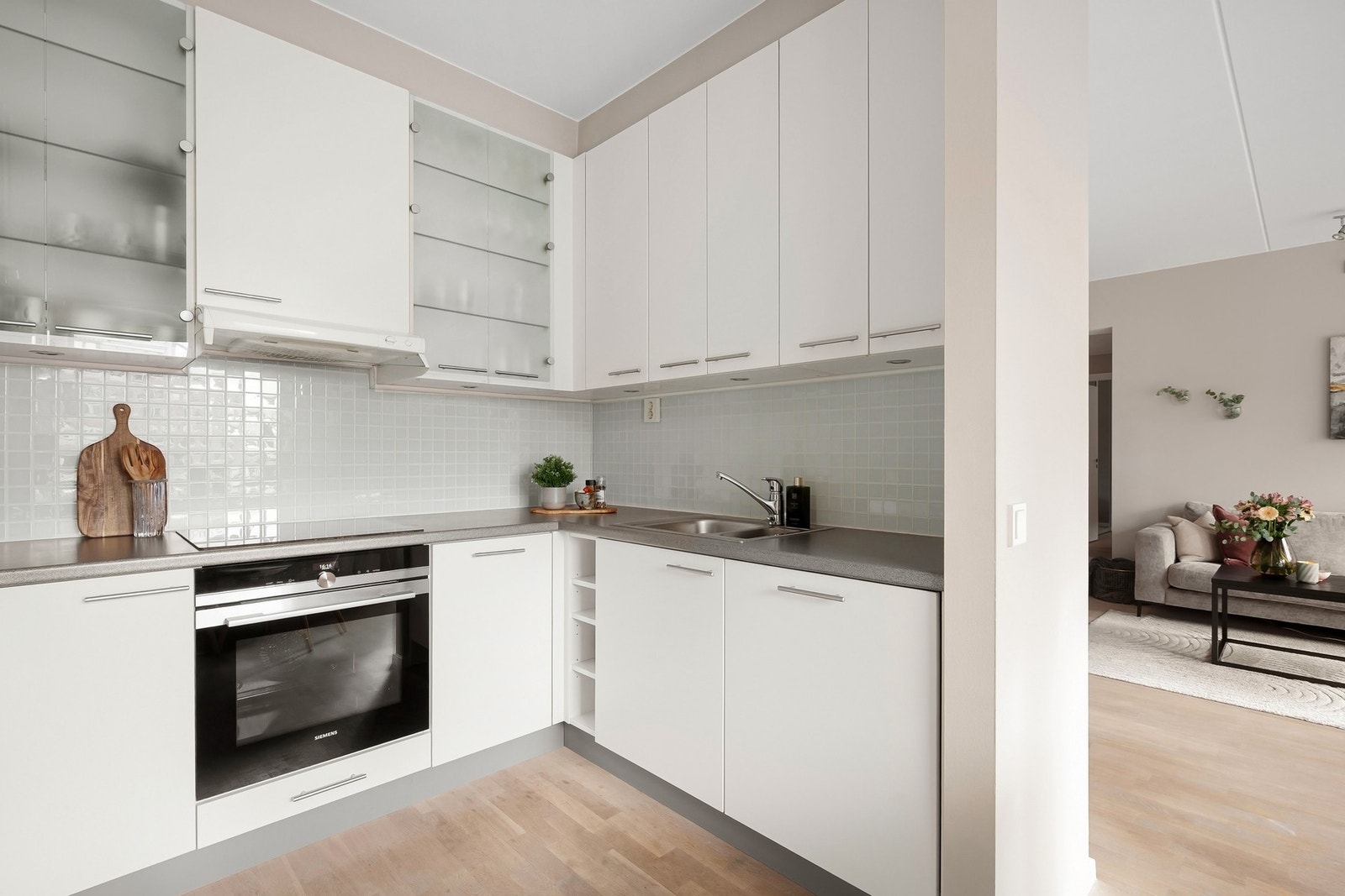 Kjøkkenet har en delvis åpen løsning mot stuen, noe som skaper en fin flyt mellom rommene Galleribilde