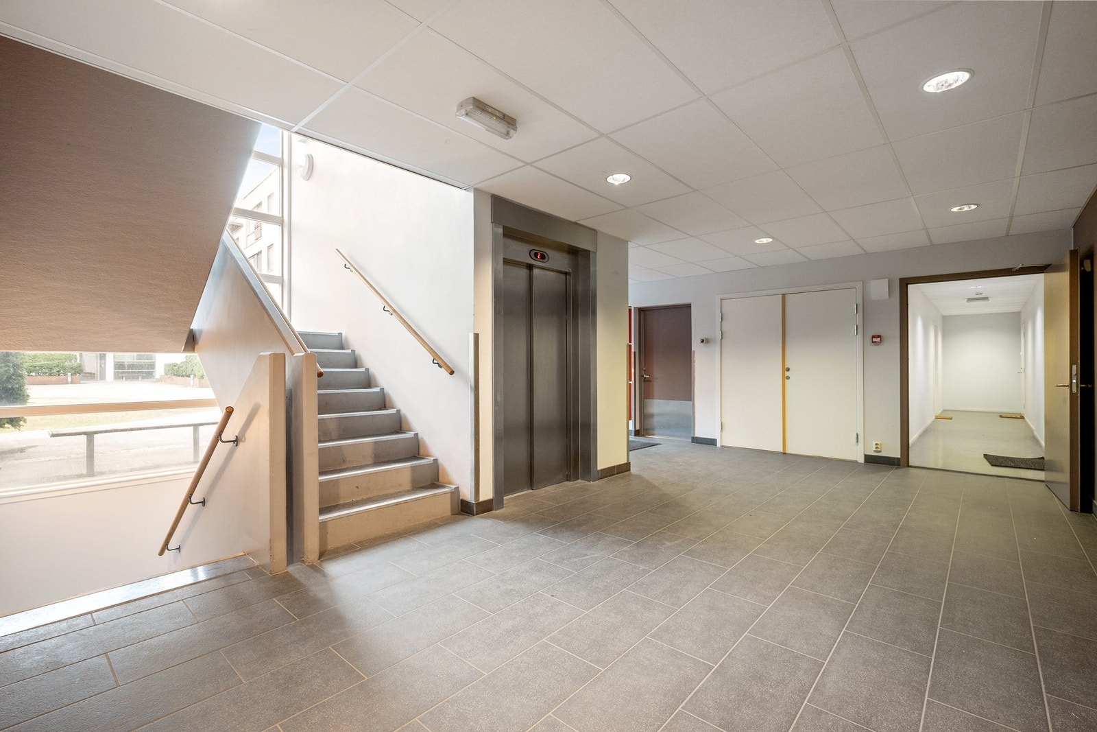 Heisadkomst til leiligheten fra garasjeanlegget. Velkommen hjem! Galleribilde