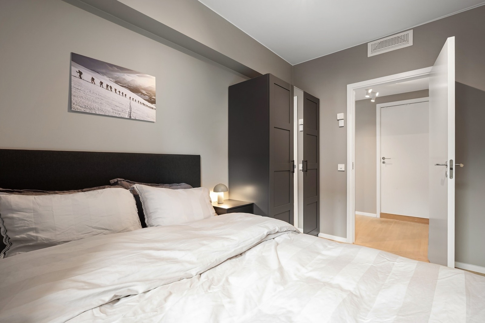 Begge soverommene vender ut mot rolige omgivelser, hvor du kan sove med vinduene åpne hele året rundt Galleribilde