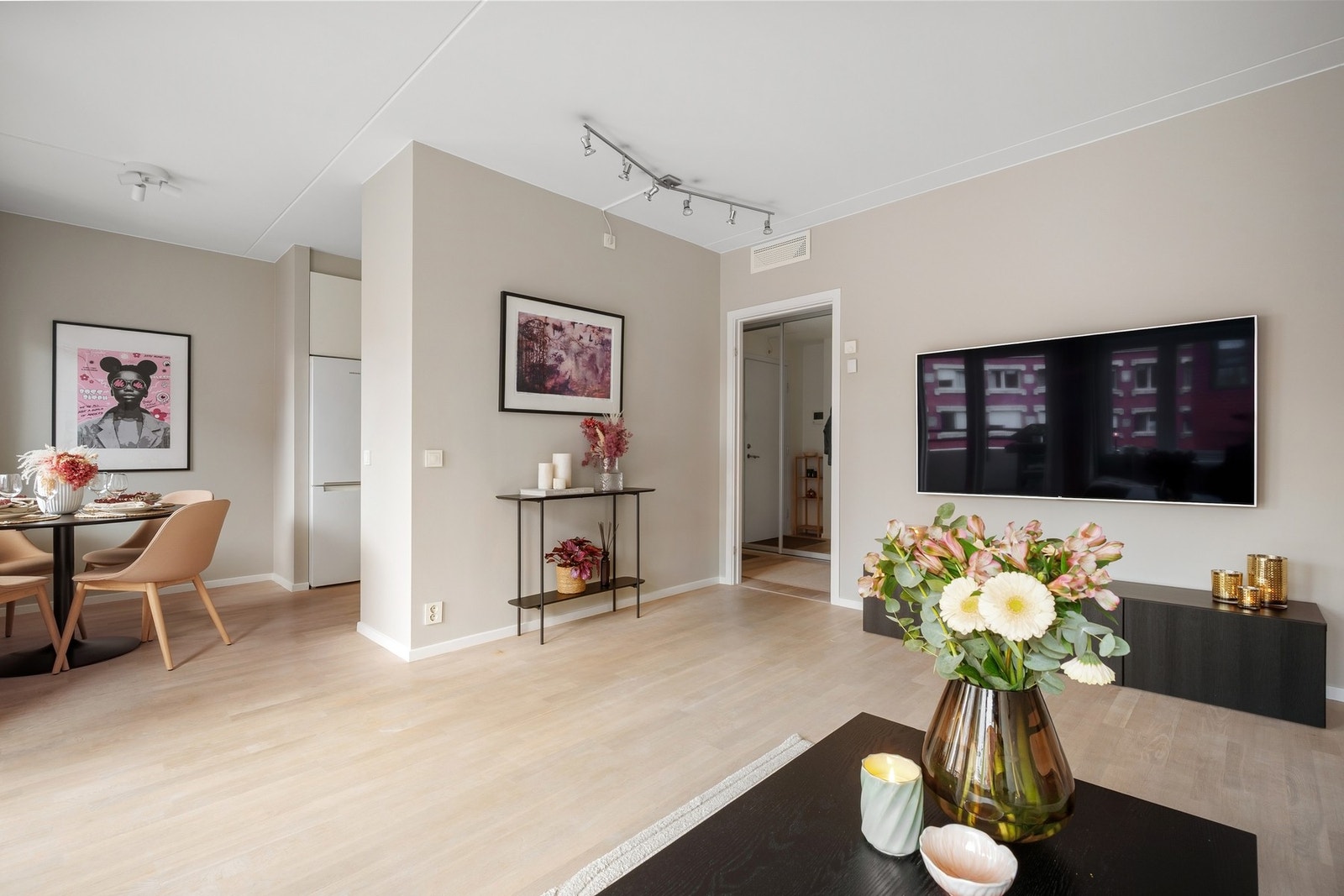 Stuens dels åpne løsning inn til kjøkkenet gjør dette til et svært sosialt rom, perfekt for hyggelige kvelder med venner og familie Galleribilde