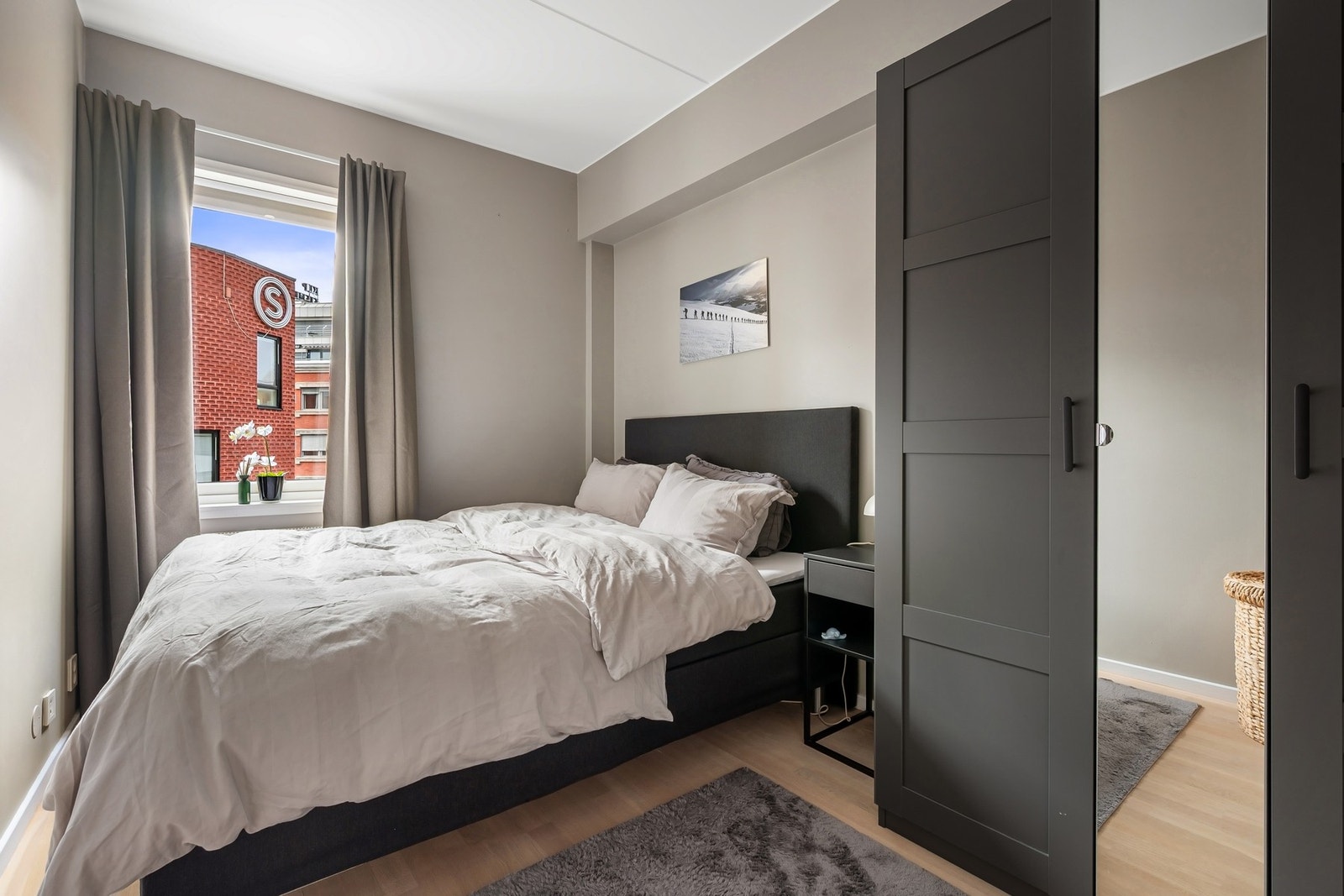 Soverom 2 har også plass til dobbeltseng, nattbord og medfølgende garderobeskap Galleribilde