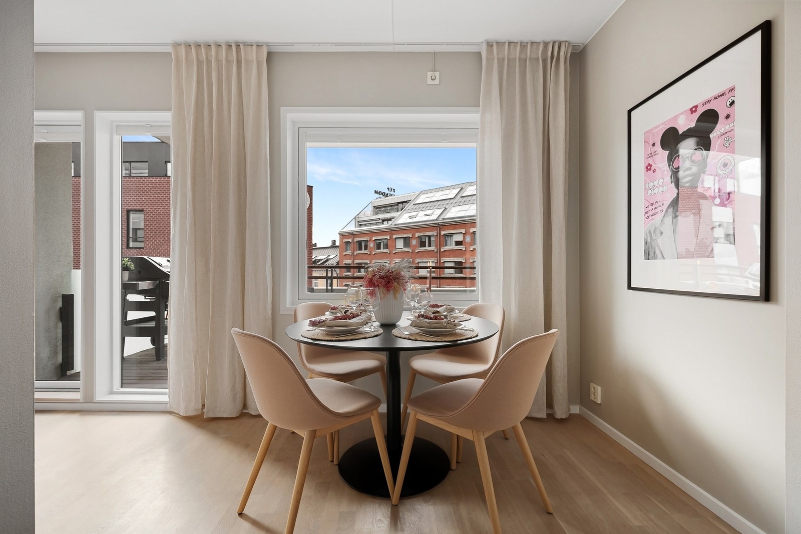 Tilknyttet kjøkkenet er det naturlig plass til spisegruppe ved vindu Galleribilde