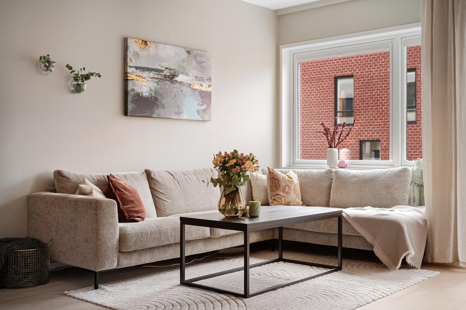 Her får du mange møbleringsmuligheter etter behov, med plass til både sofagruppe, TV-møblement og spisebord Galleribilde