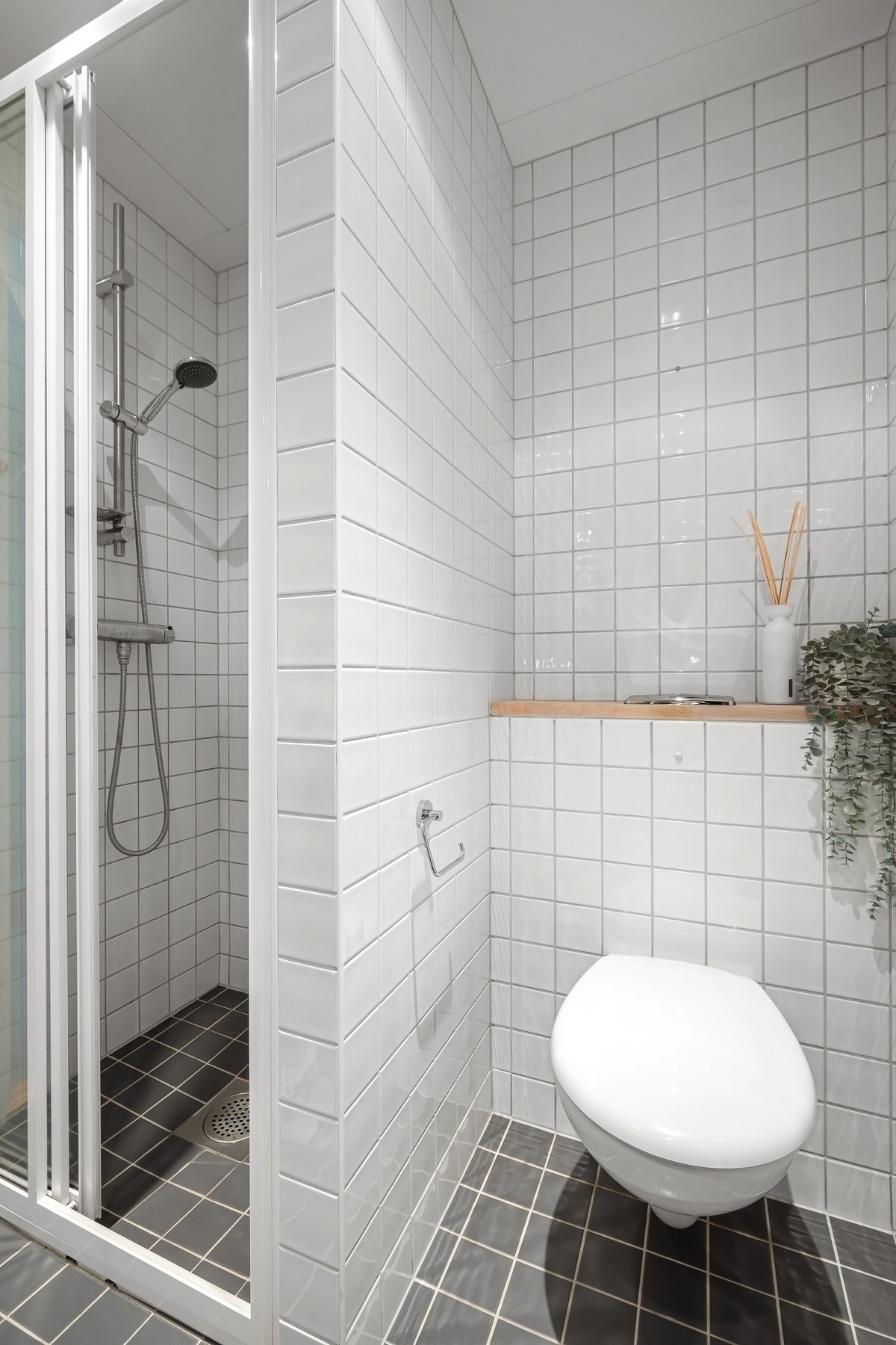 Ytterligere oppbevaring i store speilskap over servant. Dusjnisje, vegghengt toalett og balansert ventilasjon Galleribilde