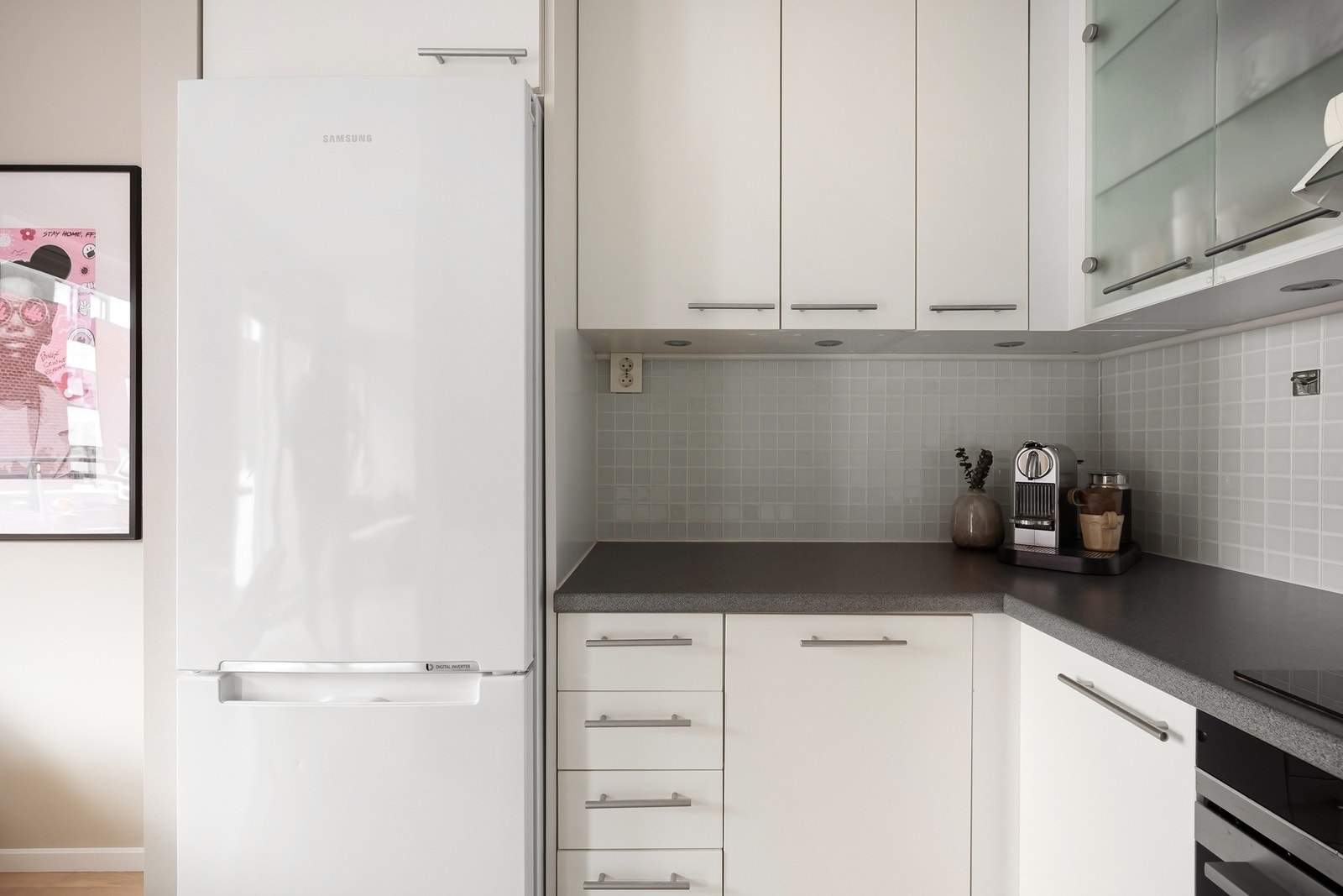 Kjøkkenet er utstyrt med integrerte hvitevarer som platetopp, stekeovn, oppvaskmaskin og kjøl/frys Galleribilde