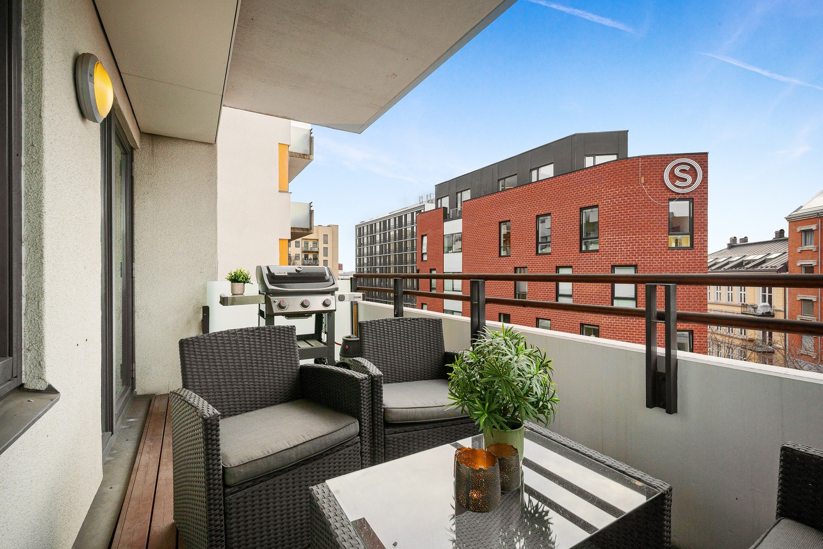 Fra stuen har du utgang til en solrik vestvendt balkong på ca. 9 kvm. Dette er den perfekte forlengelse av leiligheten på sommertid, med plass til utemøbler, planter og grill Galleribilde