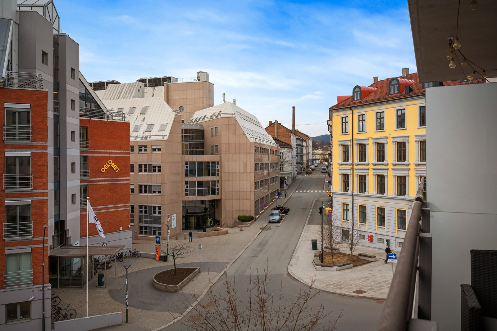 Her kan du nyte solen fra ca. kl. 13 og nærmest ut dagen på sommeren. Ønsker du større uteplass disponerer beboerne solrik takterrasse med utsyn over byens tak og sol hele dagen Galleribilde