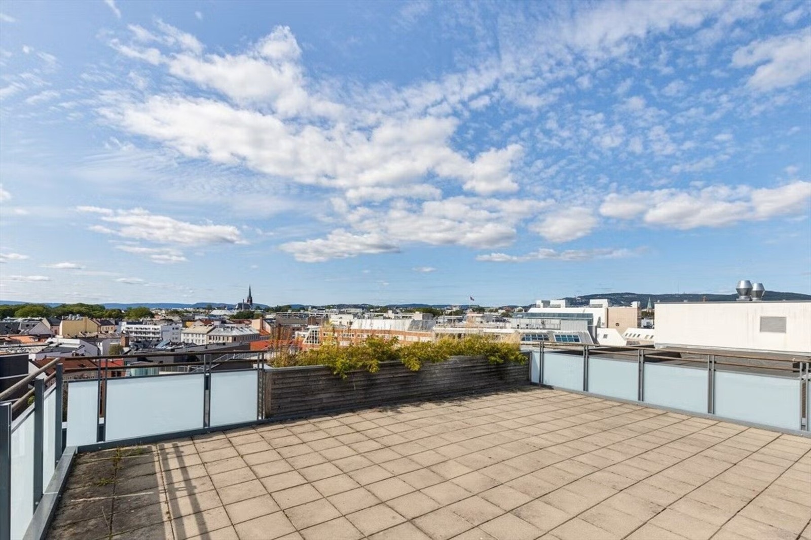 Beboerne disponerer også fantastisk takterrasse med utsyn over byens tak. Her settes det ut sittemøblement på sommertid, hvor du kan nyte solen hele dagen Galleribilde