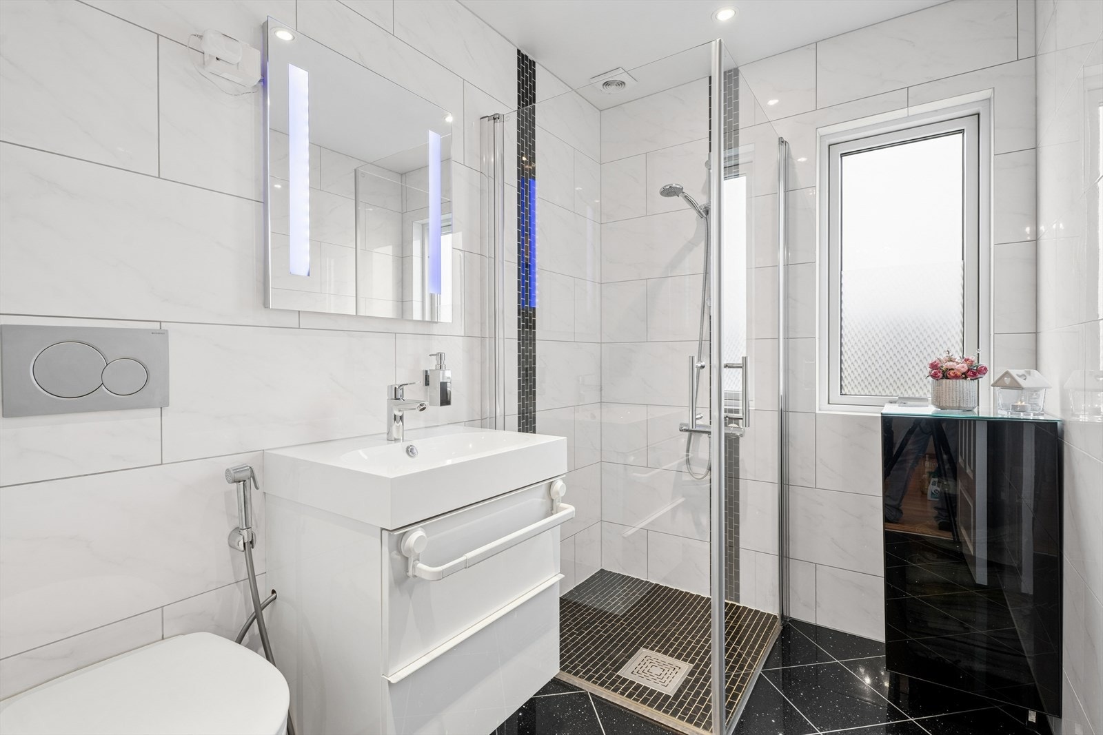 Badet ble renovert av fagfolk i 2013 - Lekre materialvalg! Galleribilde