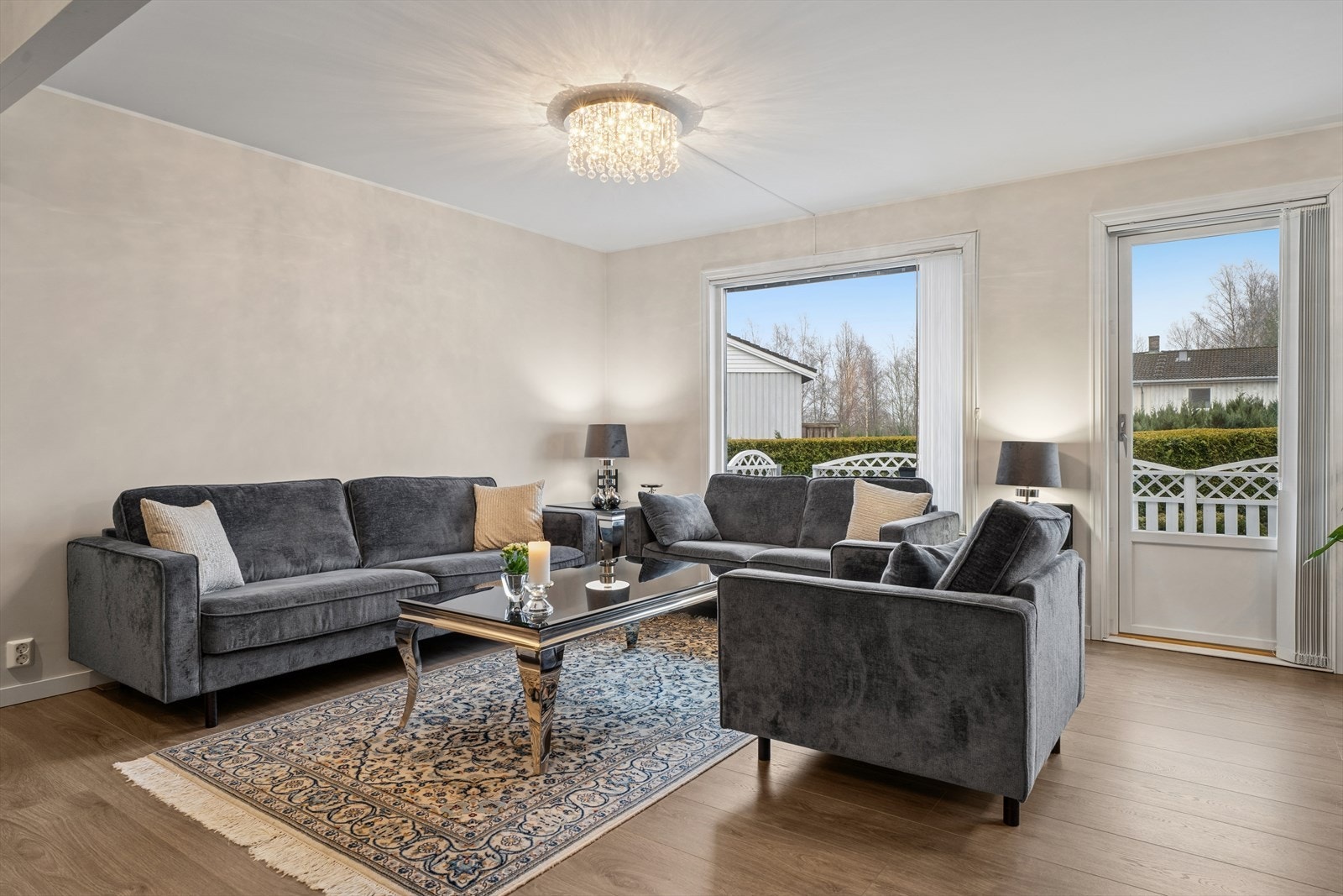 Direkte utgang til solrik terrasse Galleribilde