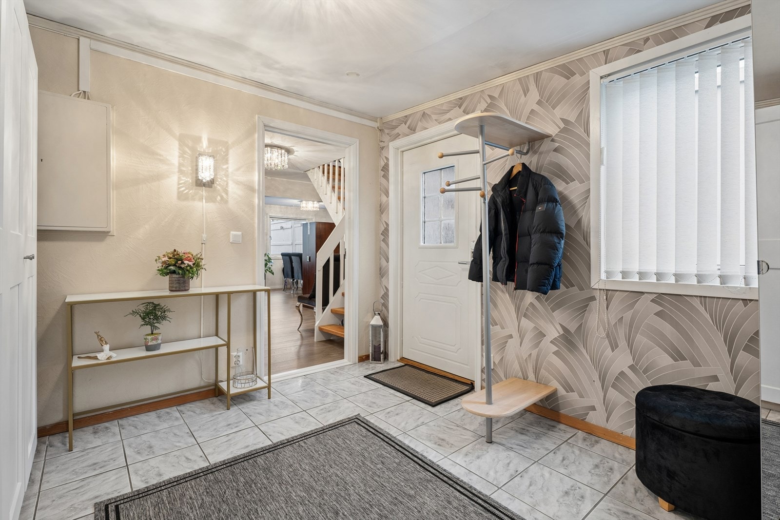 Romslig gang/entré med god plass til både klær og sko Galleribilde