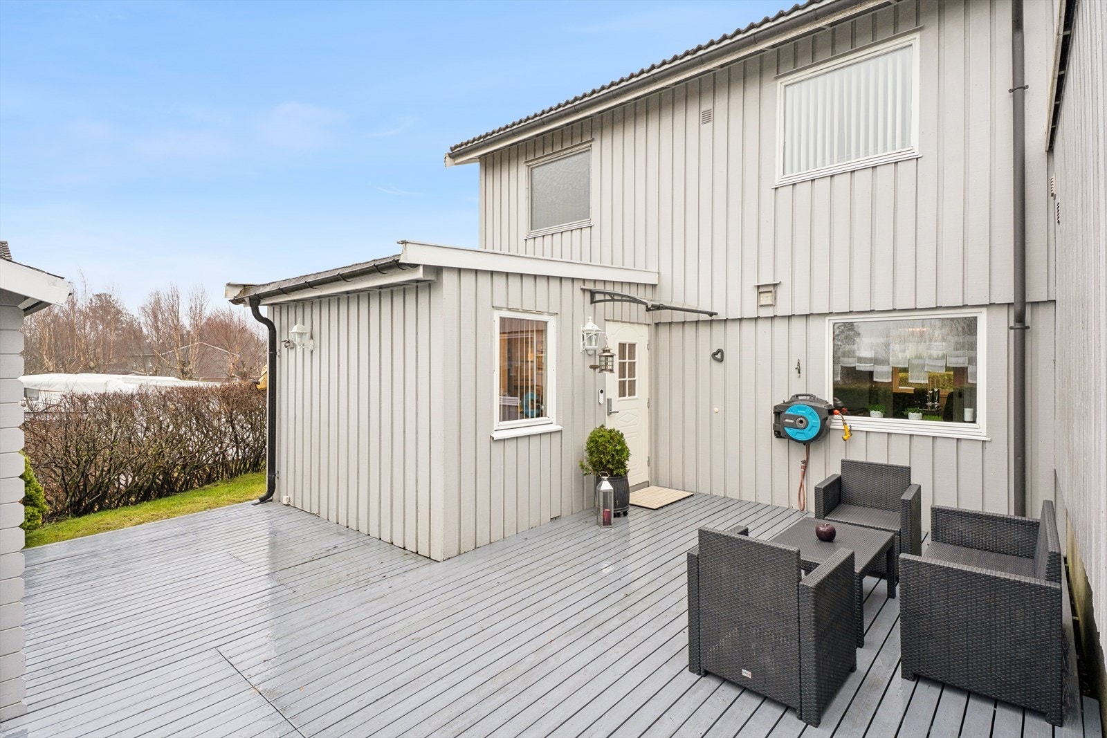 Store terrassearealer på begge sider av boligen Galleribilde