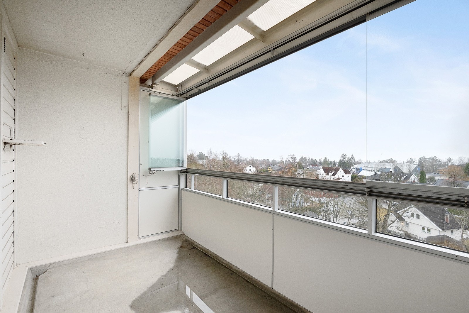 Leiligheten har en vest-sydvestvent innglasset balkong på 8m² med gode solforhold. Galleribilde