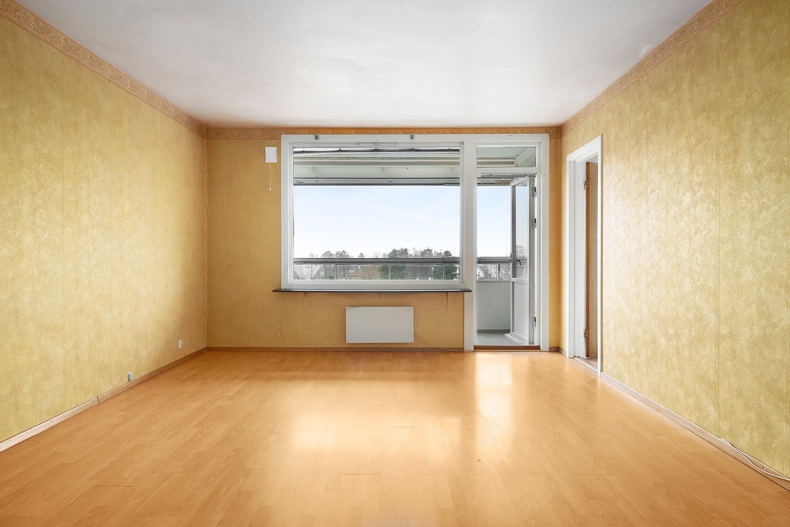 Fra stuen er det adkomst til innglasset balkong. Galleribilde