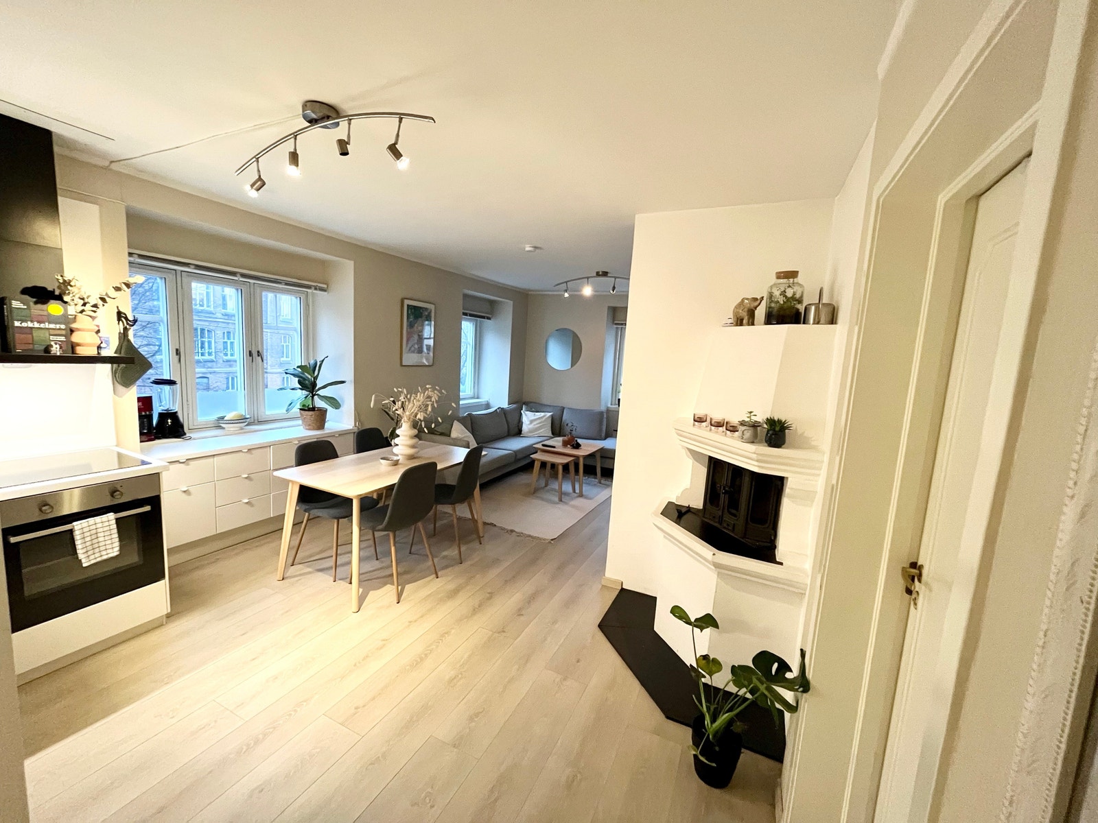 ÅPEN LØSNING MELLOM KJØKKEN OG STUE Galleribilde