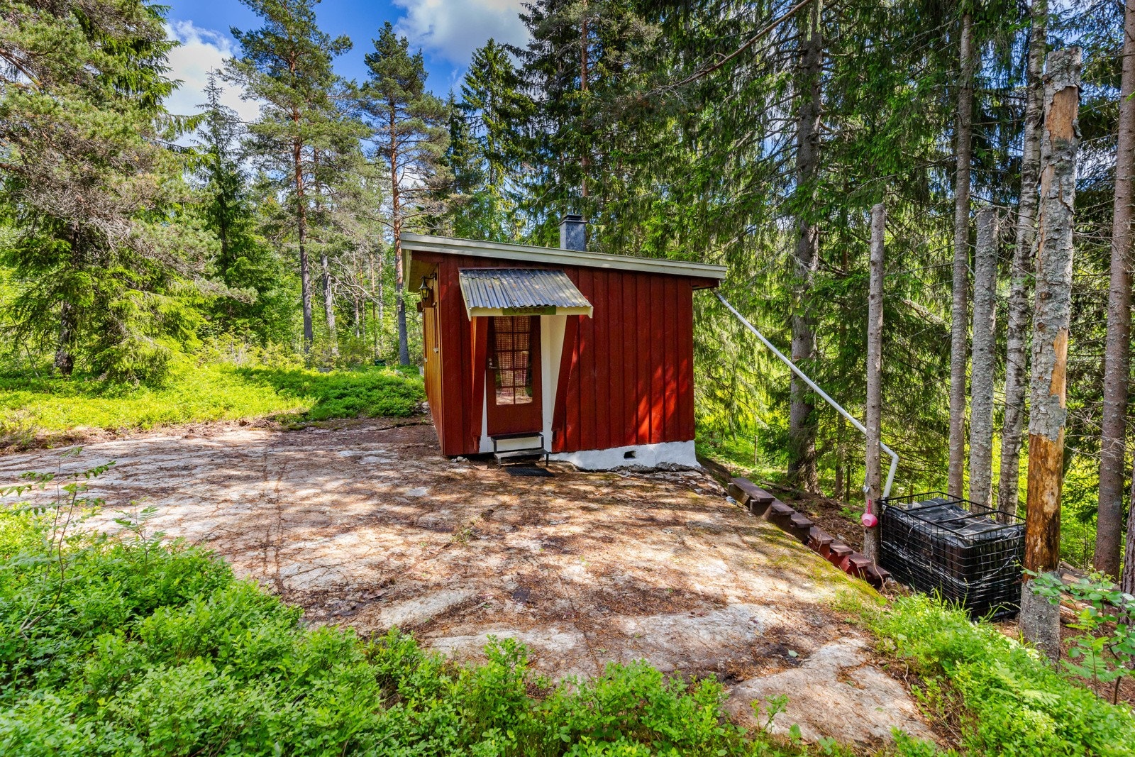 Dersom man skal frakte tunge gjenstander frem til hytta er det mulig å låne nøkkel til bommen slik at man kommer nærmere hytteveggen. Galleribilde