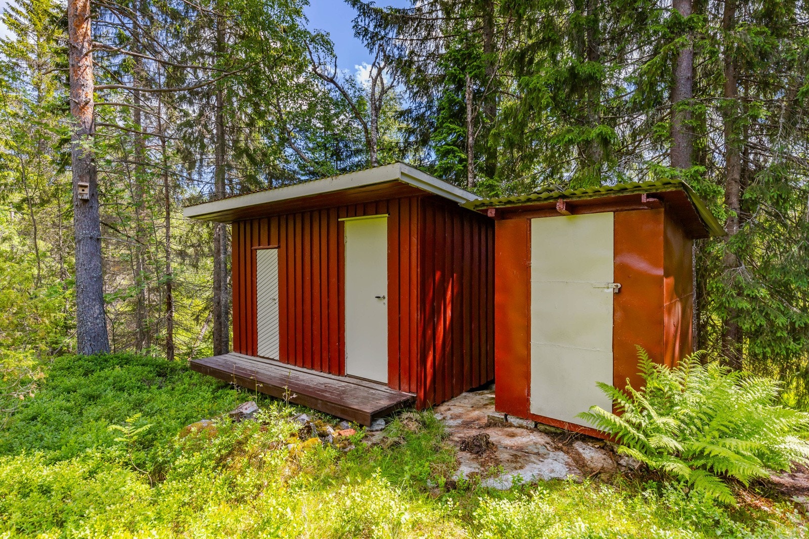 I tillegg til den koselige, rødmalte hytta er tomten bebygget med utedo og uthus, og utenfor hytteveggen er det god plass til sittegruppe, grill og bålpanne om ønskelig. Galleribilde