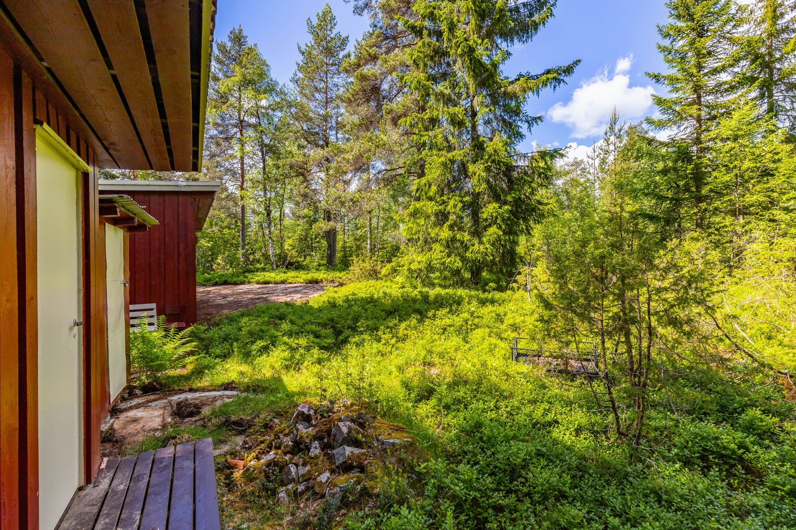 Utenfor hytteveggen er det god plass til sittegruppe, grill og bålpanne. Galleribilde