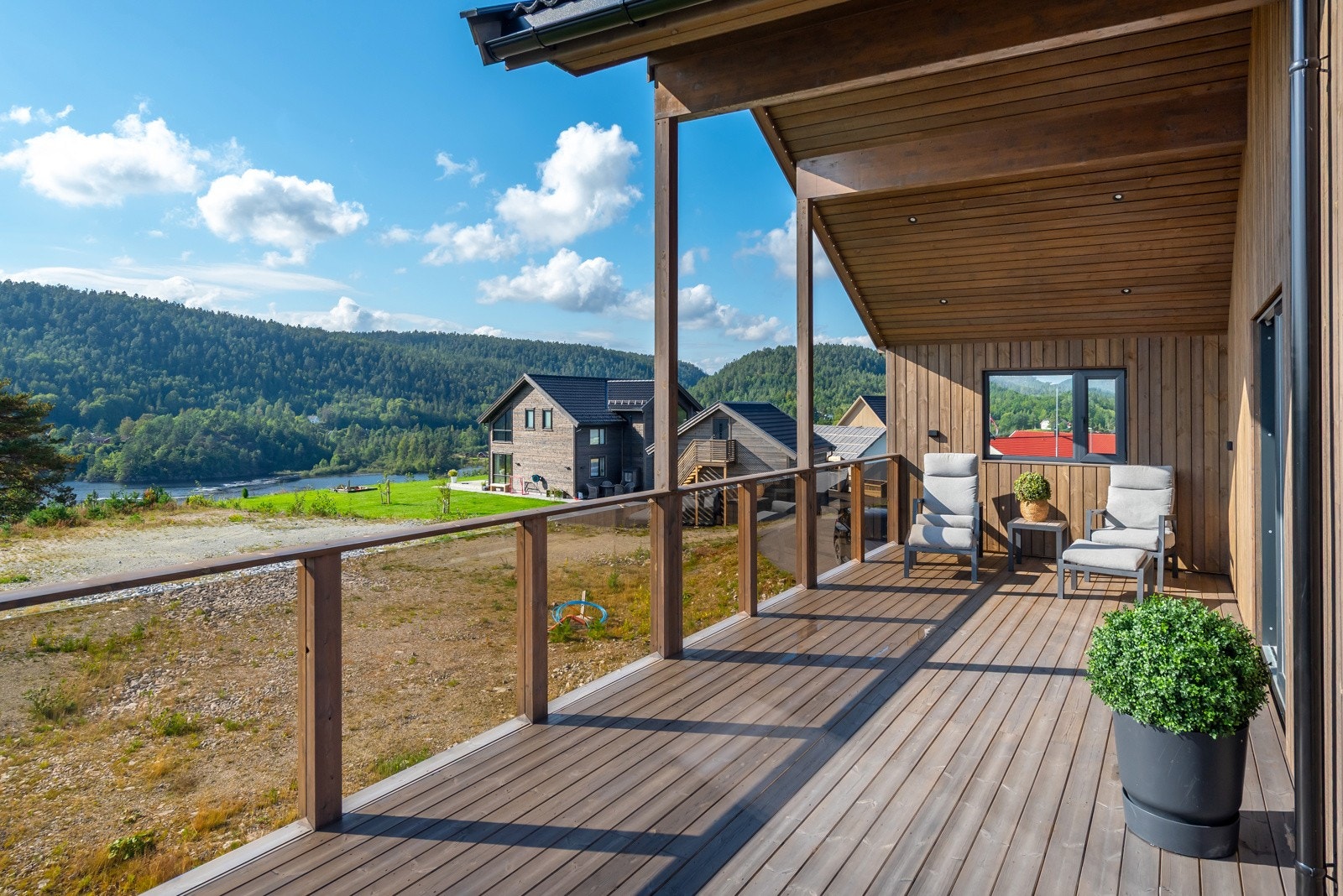 Nærheten til naturen er et fremtredende trekk ved denne boligen. Galleribilde