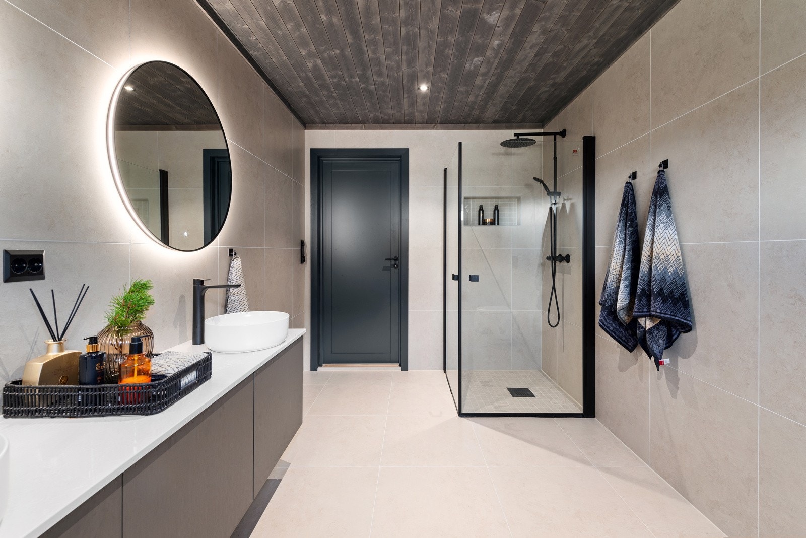 Badet er hellfliset på vegger og gulv med en moderne standard. Galleribilde