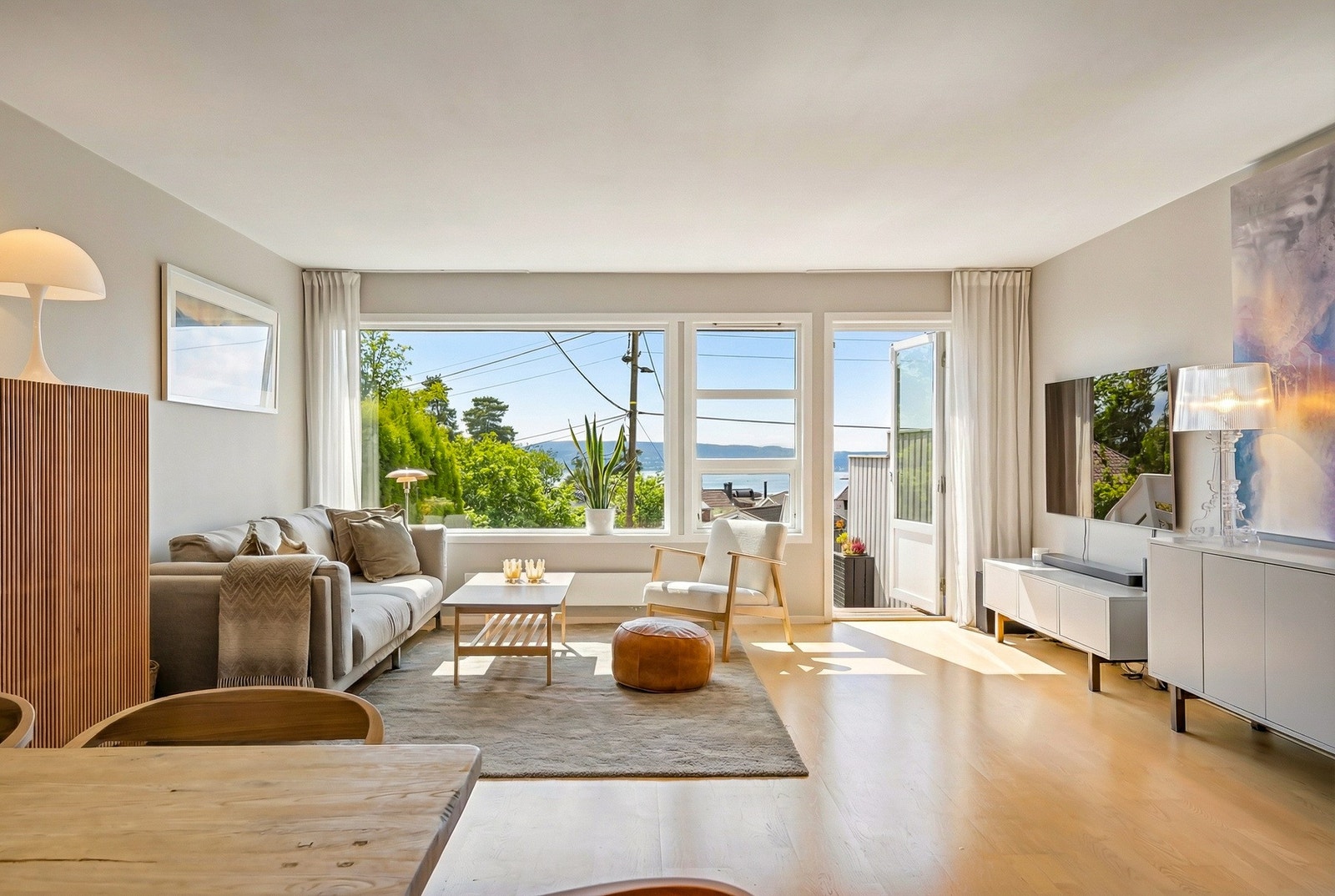 Store vindusflater med vestvendt fjordutsikt Galleribilde