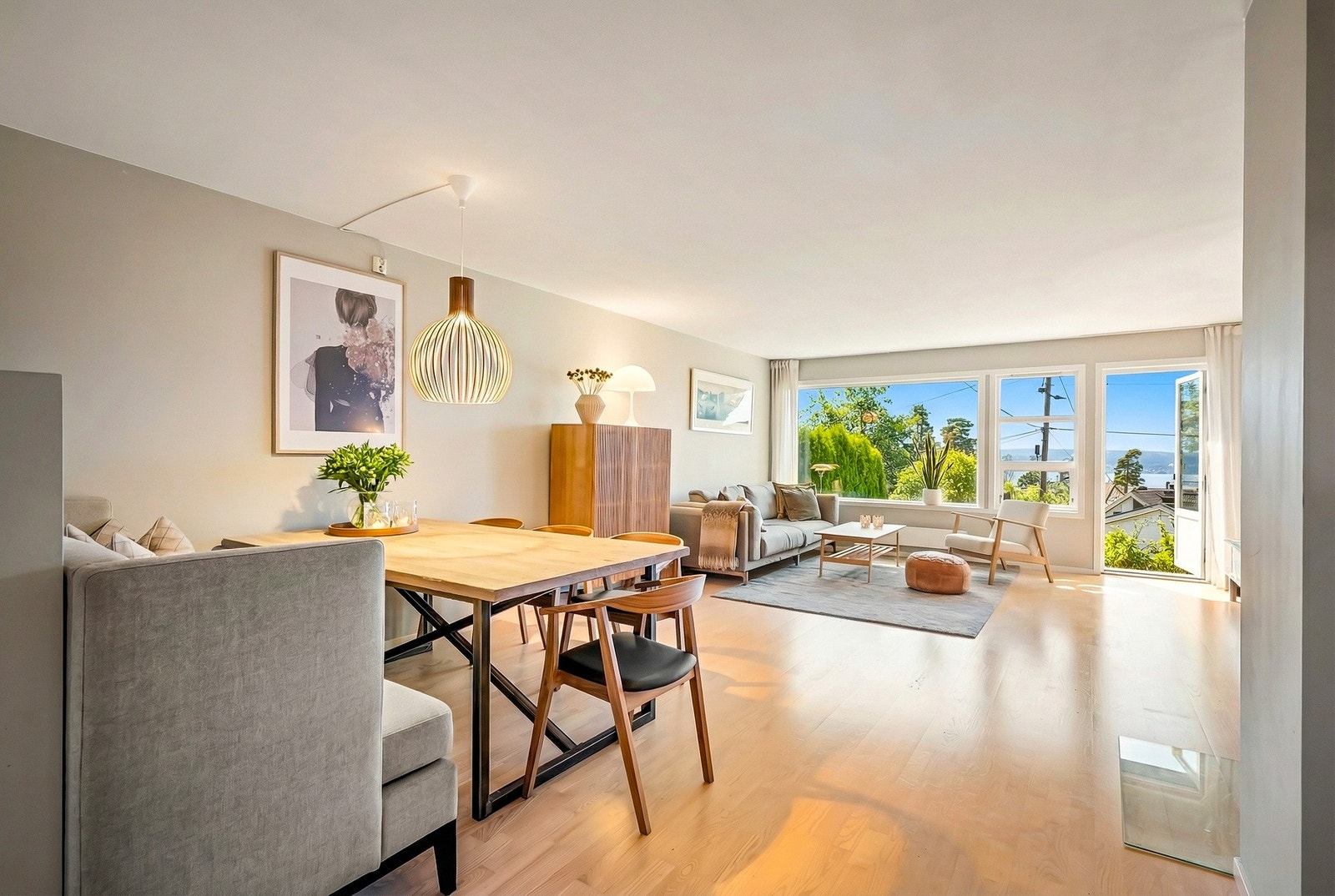 Romslig og åpen stue/spisestue i 1.etasje Galleribilde